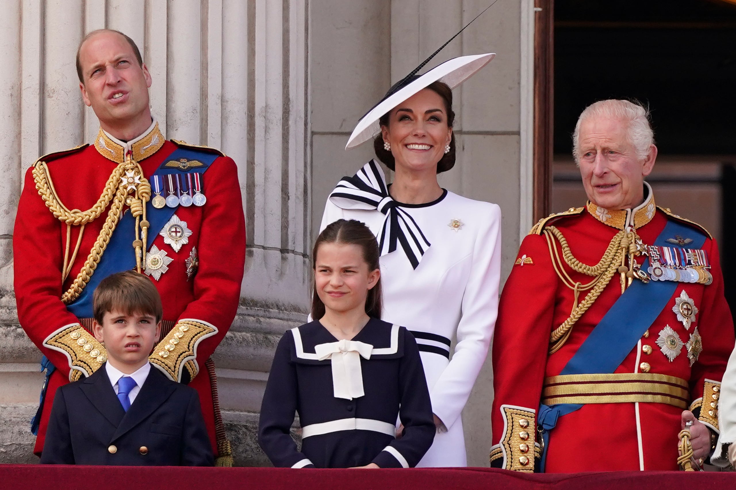 El rey Carlos III del Reino Unido, a la derecha, acompañado por el príncipe William, el príncipe Louis, la princesa Carlota y Catalina, princesa de Gales, en el balcón del Palacio de Buckingham tras asistir a la ceremonia del Trooping the Colour, en Londres, el 15 de junio de 2024.