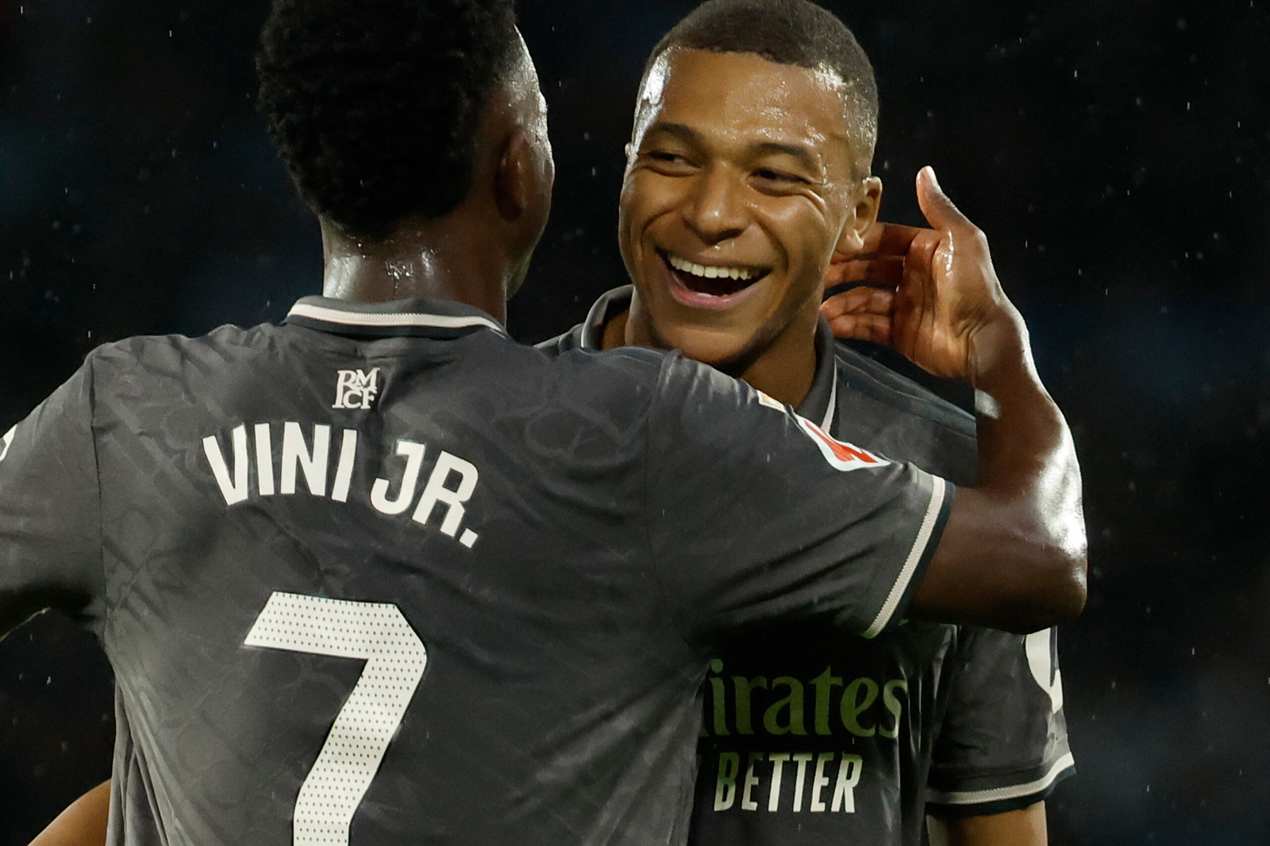 Kylian Mbappe, a la derecha, festeja tras anotar un gol frente al Celta de Vigo en La Liga española.