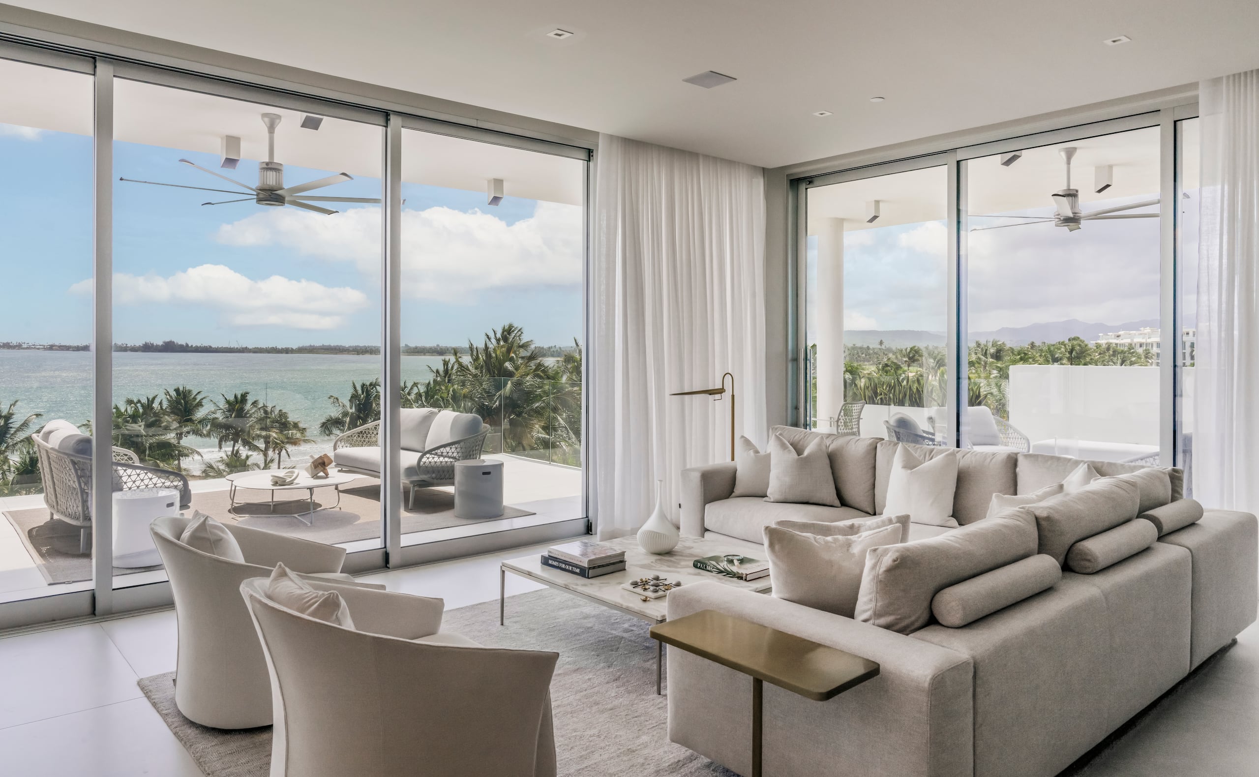 Los interiores de cada residencia de este portafolio inmobiliario revelan estilos modernos y minimalistas diseñados
por la firma Hirsch Bedner.