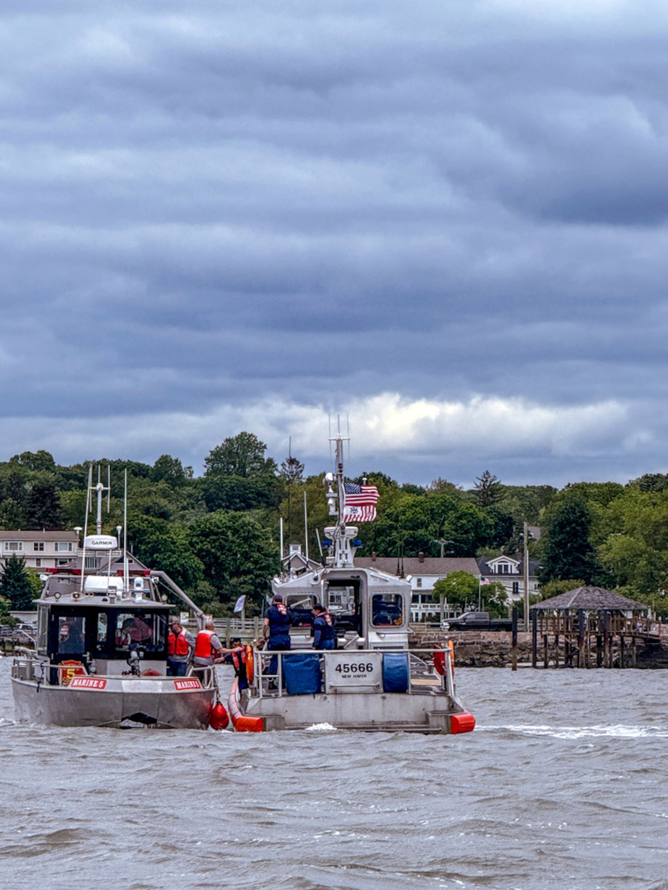 En esta foto proporcionada por el Departamento de Bomberos de Branford, bomberos de Branford y la Guardia Costera responden a un accidente aéreo en el estrecho de Long Island, el domingo 1 de junio de 2025, frente a la costa de Branford, Connecticut.