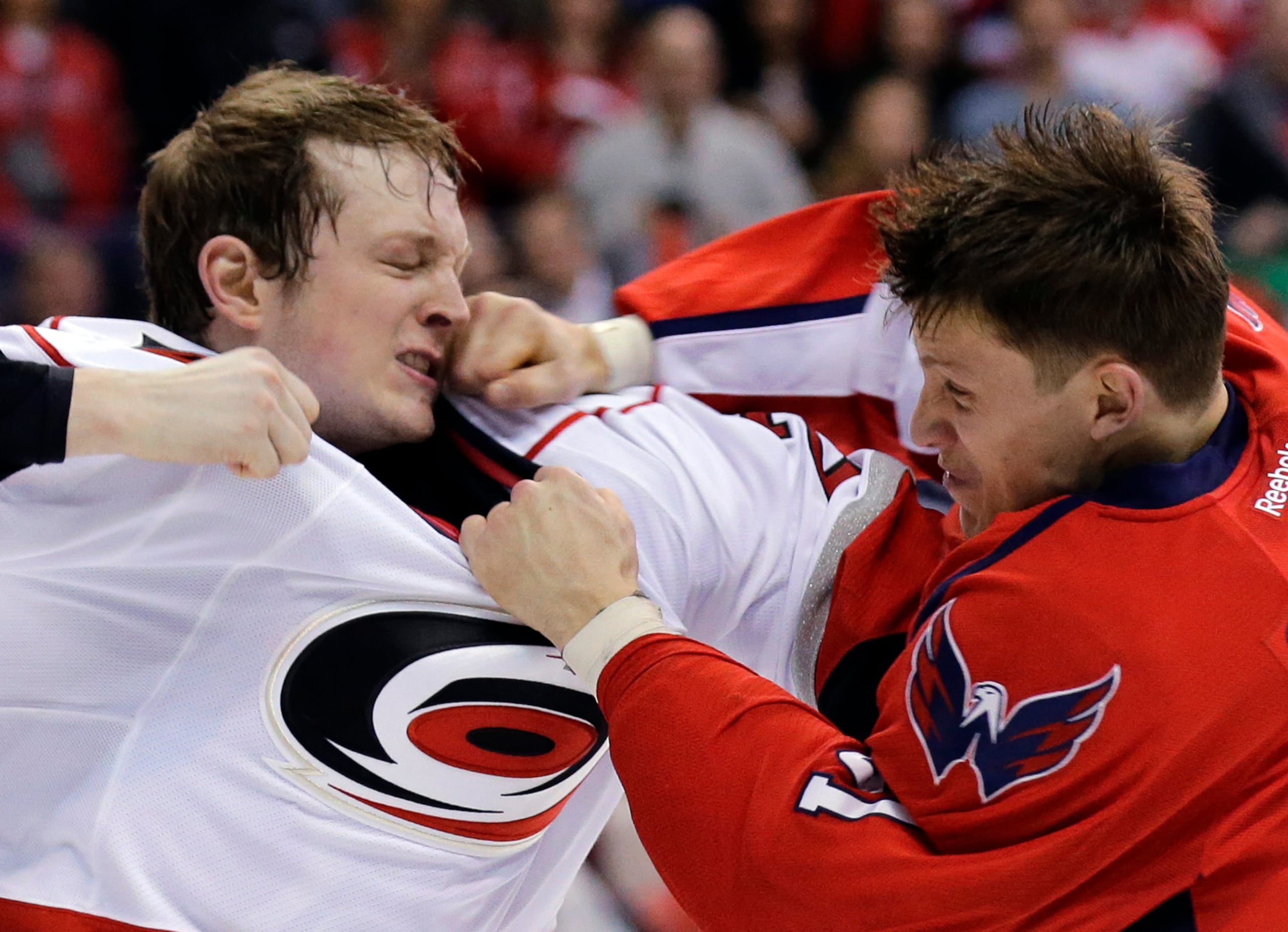 Las peleas han dismunido en 200 por ciento en los últimos 20 años en la NHL. Pero siguen siendo parte de la cultura del hockey sobre hielo.