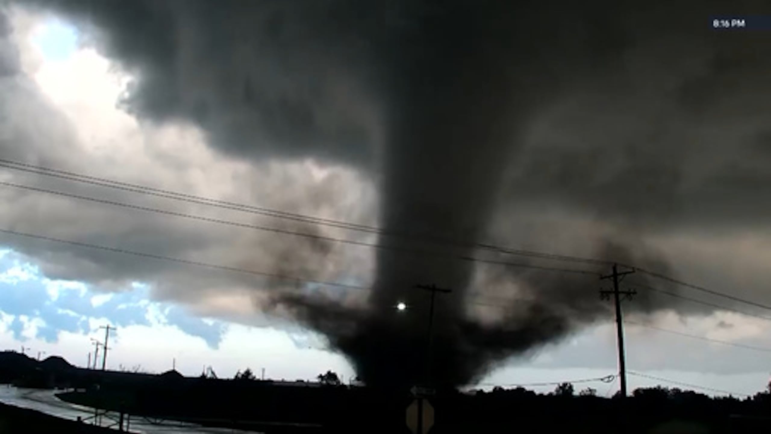 En esta imagen tomada de un vídeo de KWTV/KOTV, un tornado cruza una autopista en Enid, Oklahoma, el jueves 23 de abril de 2026. (KWTV/KOTV vía AP)