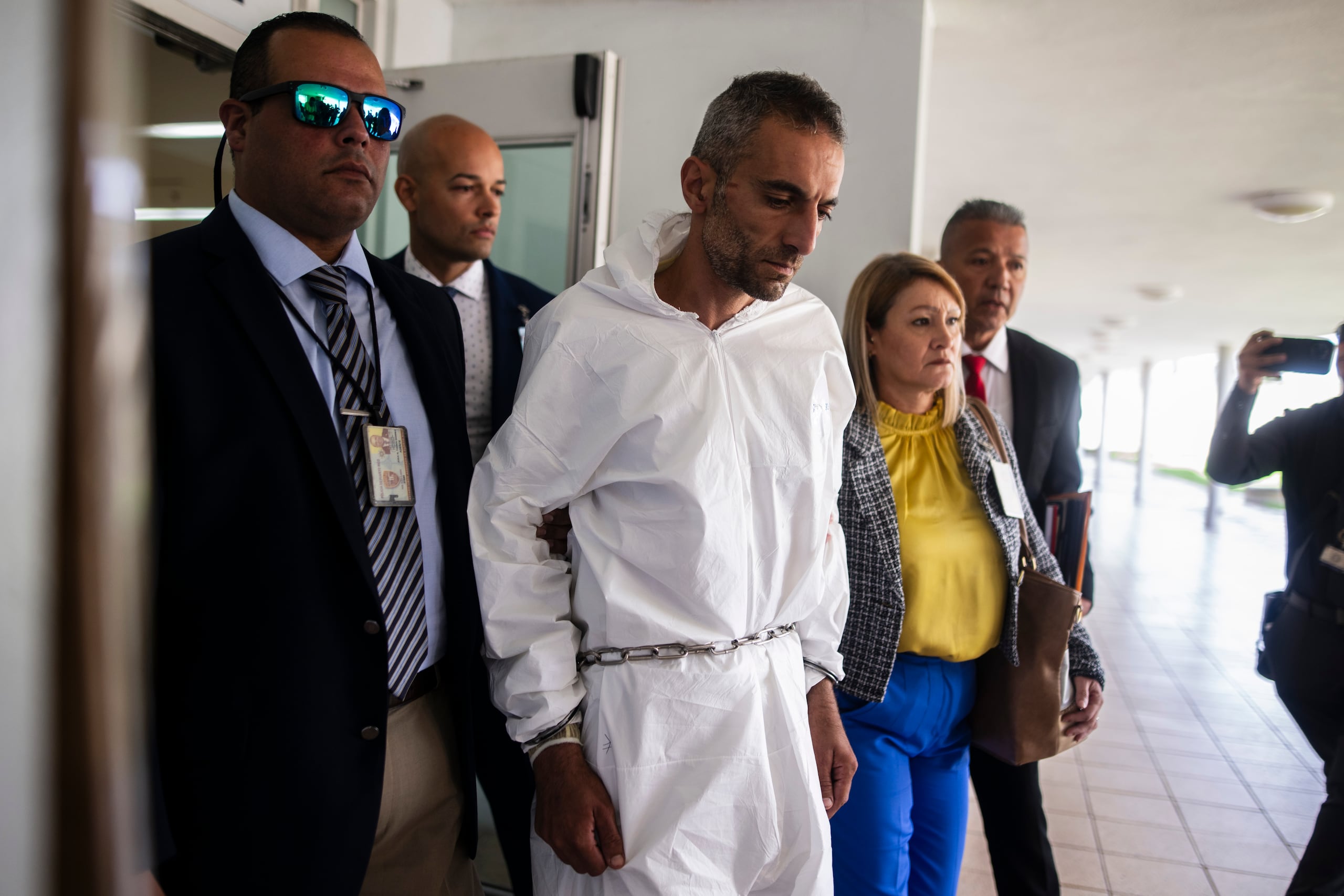 Durante su traslado al tribunal para enfrentar los cargos criminales este expresó a los medios de comunicación que lo hizo por defender a su esposa.