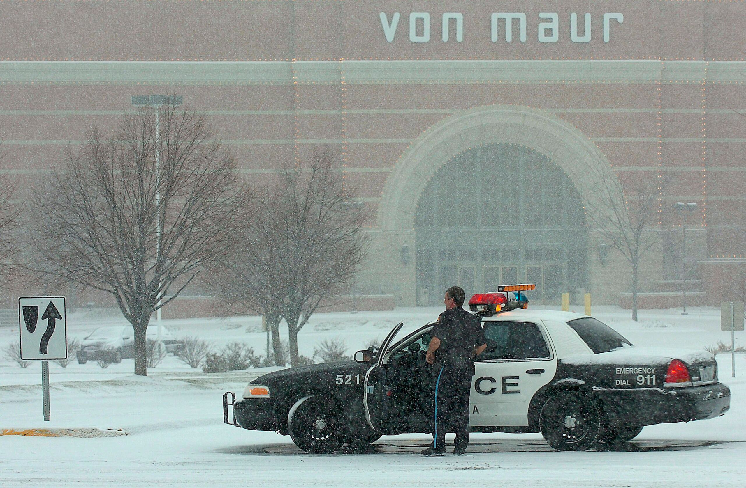 El jefe de policía Heath Helton dijo en una conferencia de prensa que los agentes que llegaron al lugar del tiroteo encontraron a una persona herida en el lugar y que otras dos llegaron posteriormente a un hospital.