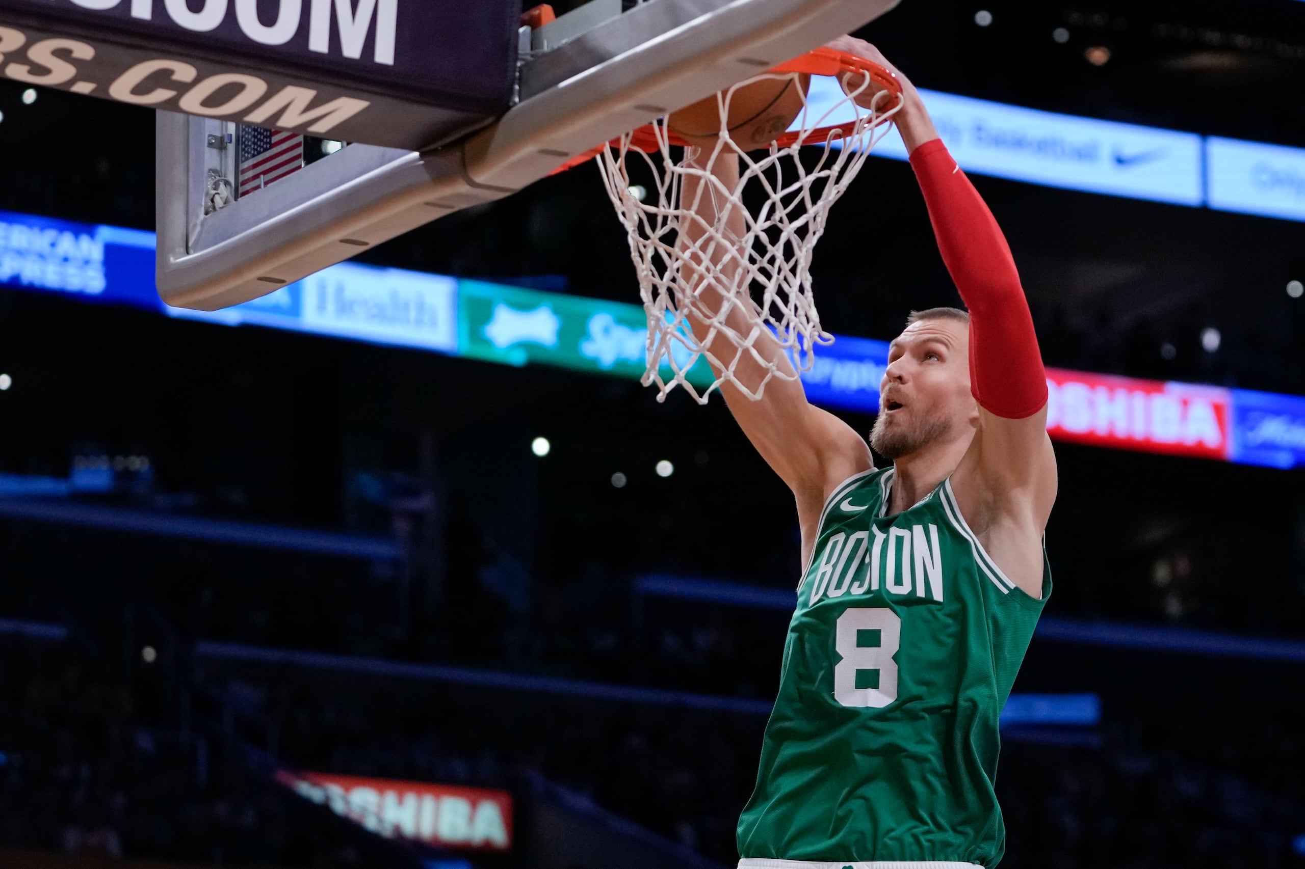 Kristaps Porzingis donquea el balón durante el partido ante los Lakers.