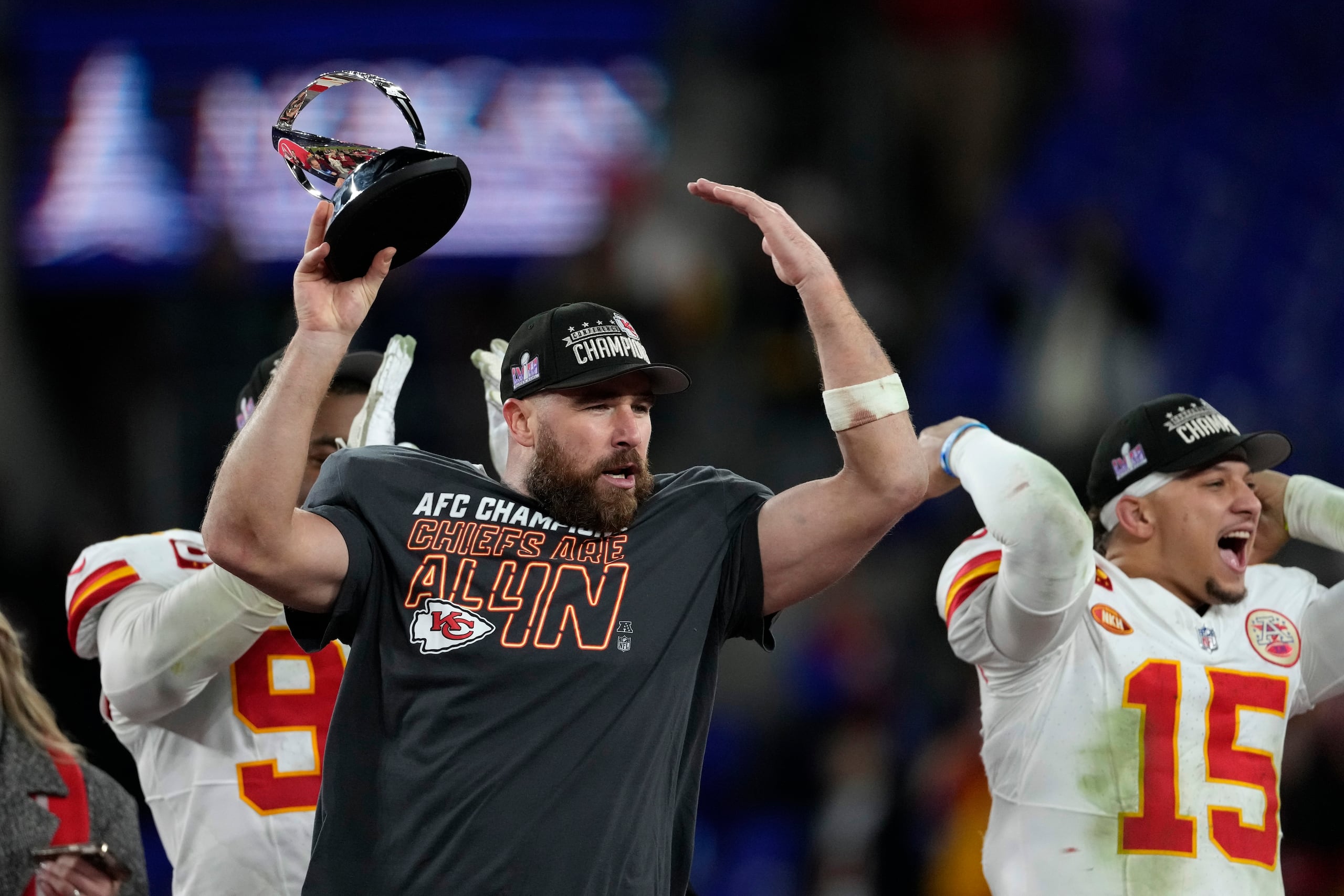 El tight end de los Chiefs de Kansas City Travis Kelce sostiene el trofeo tras la victoria en el duelo de campeonato de la Conferencia Nacional ante los Ravens de Baltimore el domingo 28 de enero del 2024. (AP Foto/Nick Wass)