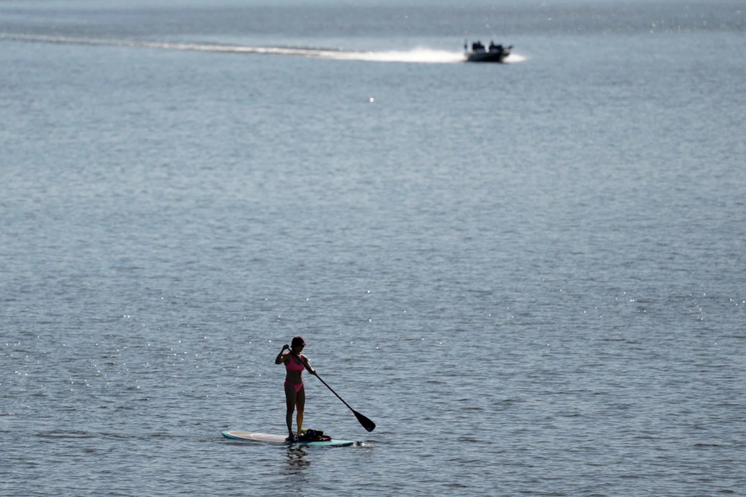 Una mujer rema con su tabla mientras aprovecha las temperaturas inusualmente cálidas el domingo 25 de febrero de 2024 en el lago Smithville, cerca de Paradise, Missouri.