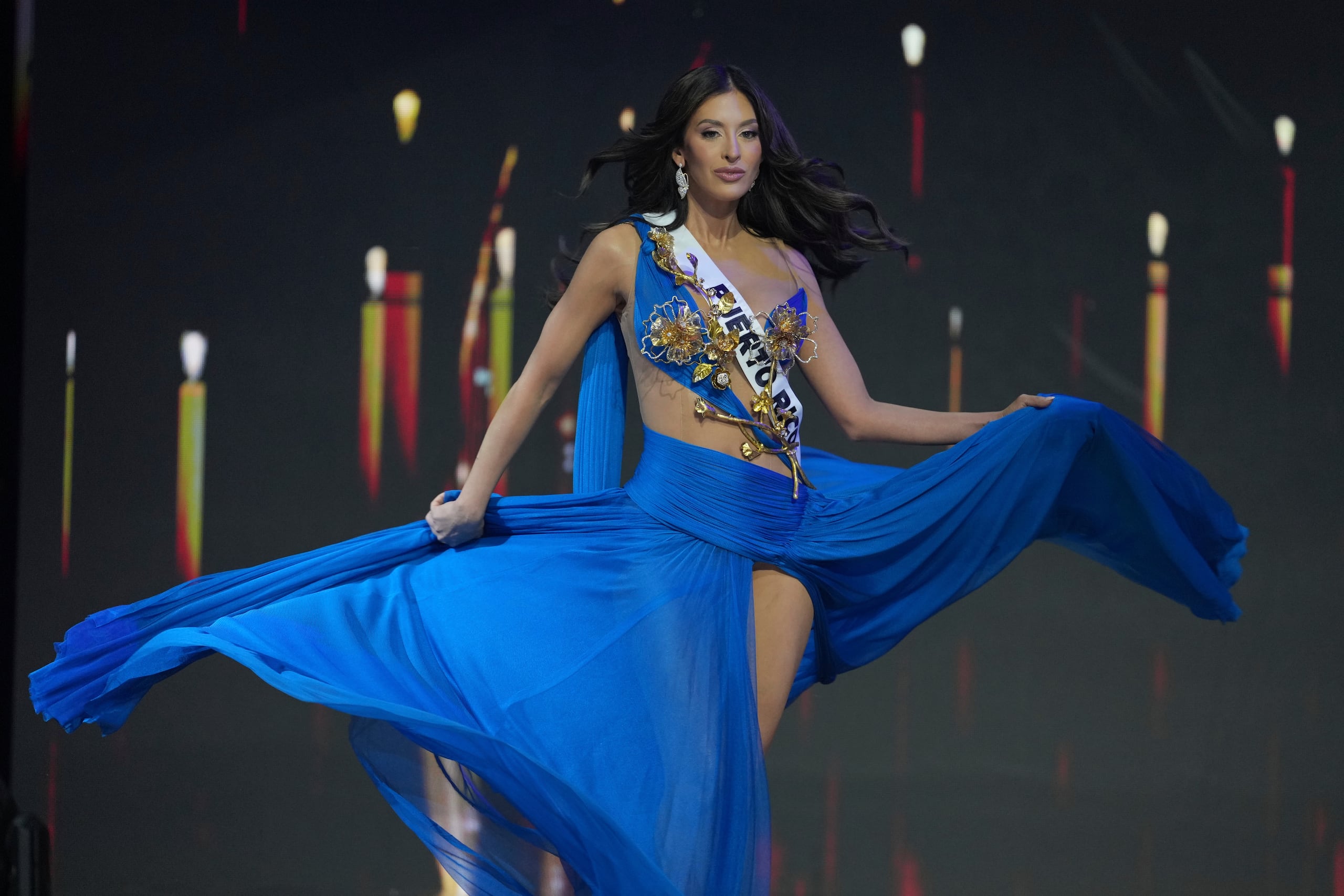 Miss Universe Puerto Rico durante la competencia de traje de gala en Miss Universe celebrada en noviembre.