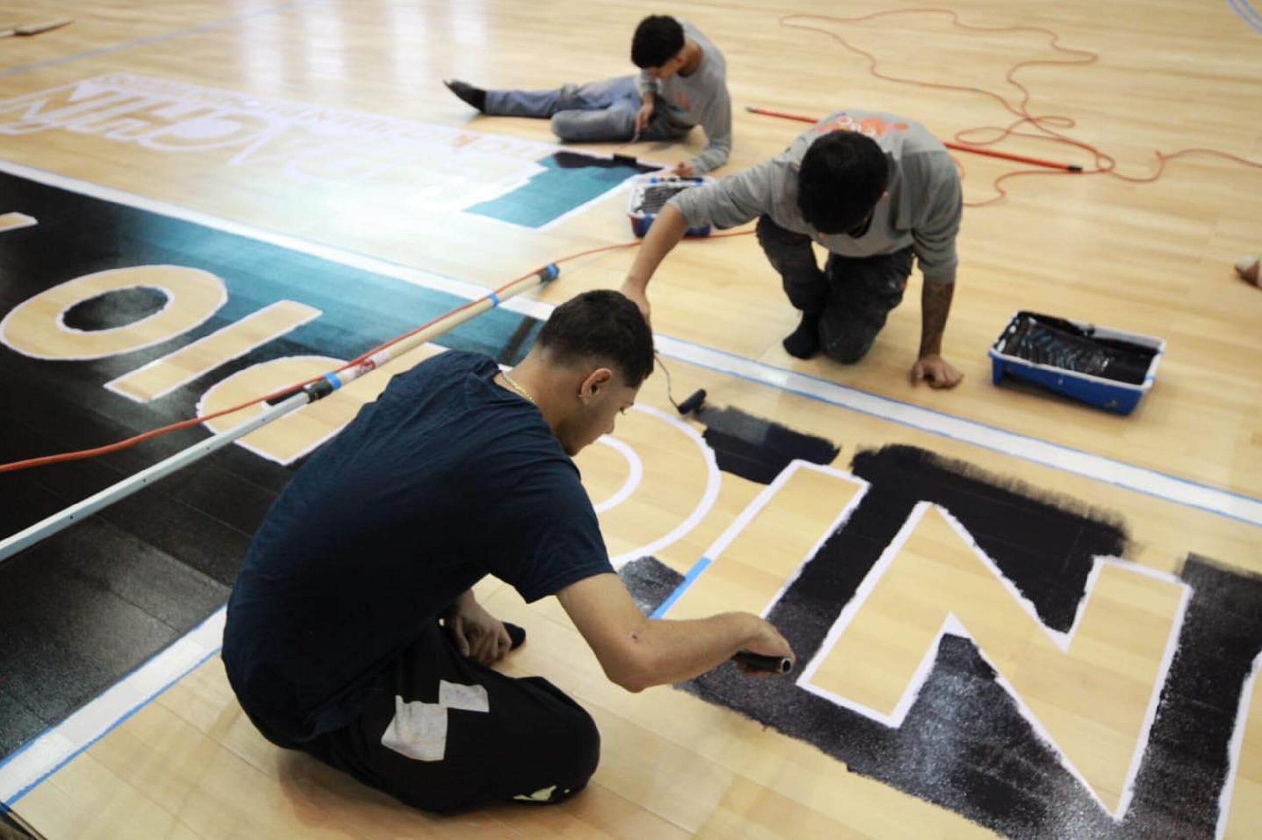 Trabajadores pintan el tabloncillo del Auditorio Juan "Pachín" Vicéns, de Ponce.