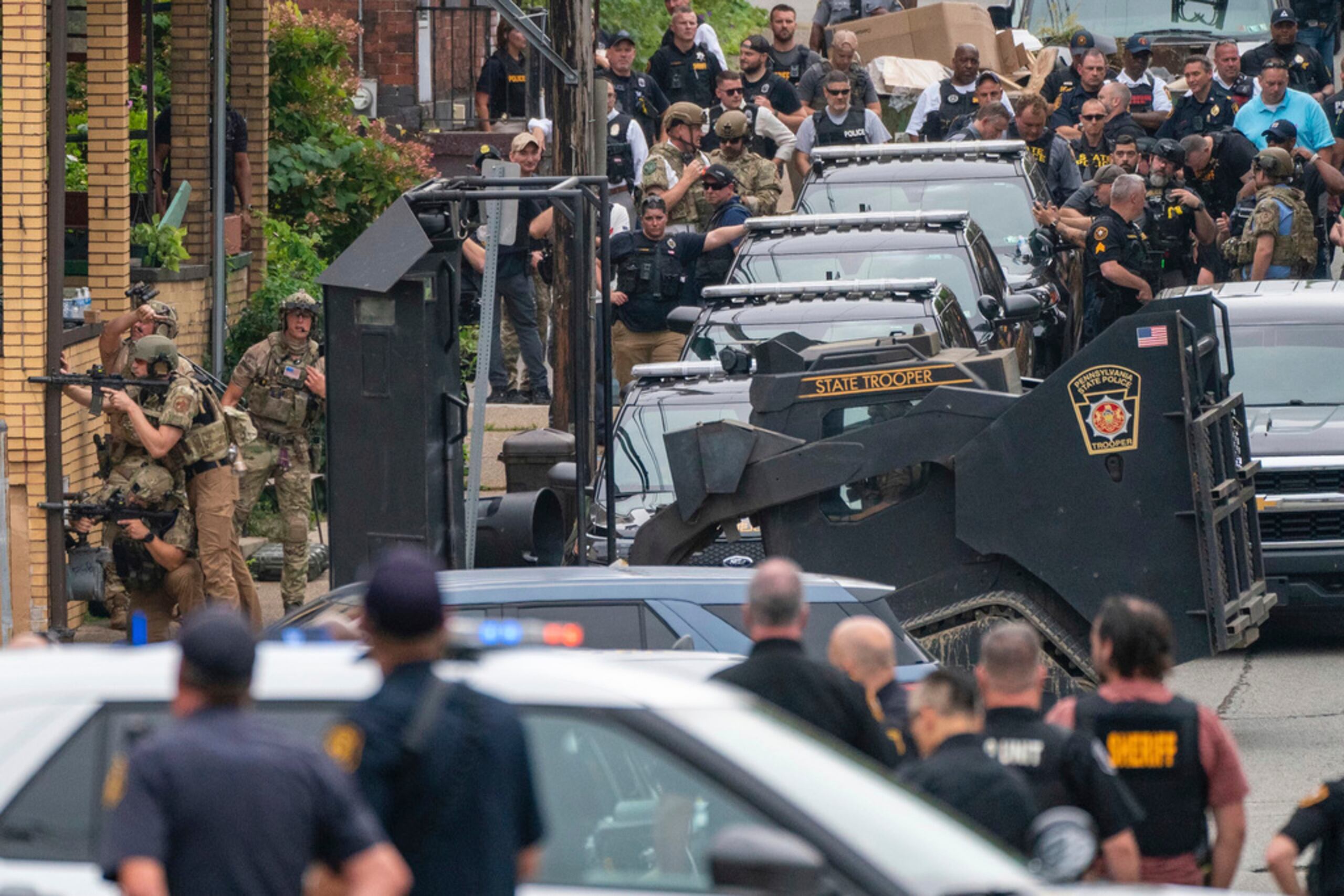 El jefe de policía Larry Scirotto dijo que la respuesta conjunta del personal de SWAT, las autoridades estatales y del condado, el FBI y la Oficina federal de Alcohol, Tabaco, Armas de Fuego y Explosivos “salvó la vida de muchos oficiales en un ambiente muy tenso y rápidamente incierto” y también protegió el barrio.