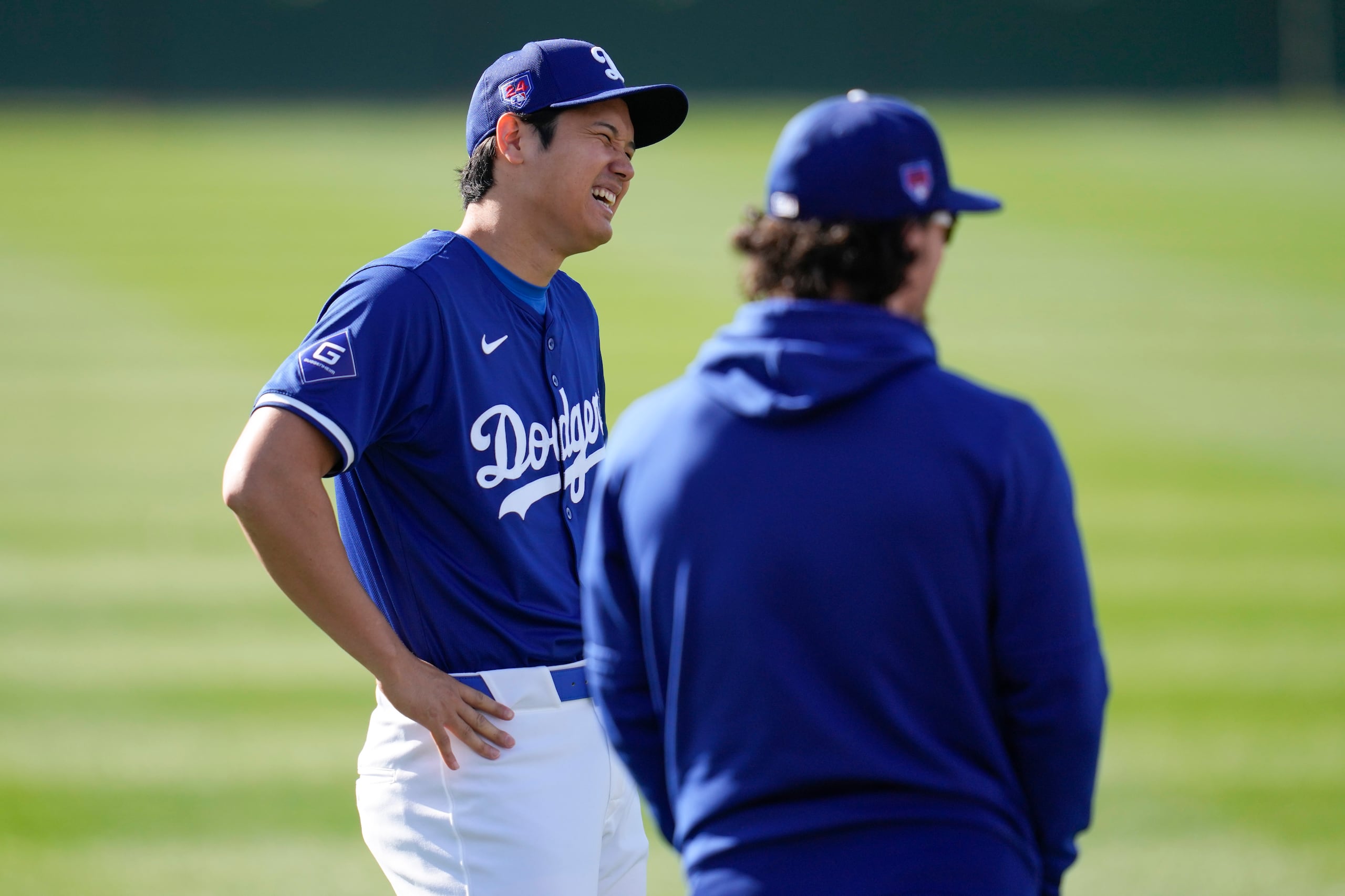 El bateador designado de los Dodgers de Los Ángeles, Shohei Ohtani (17), participa en los entrenamientos de béisbol de primavera en Camelback Ranch en Phoenix, el domingo 18 de febrero de 2024.