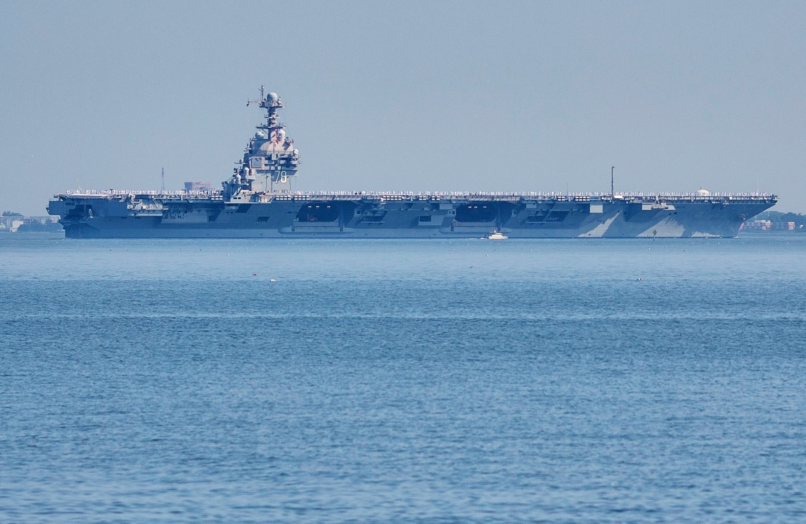 ARCHIVO – El portaaviones USS Gerald R. Ford sale de la Estación Naval Station de Norfolk, el 23 de junio de 2025, en Norfolk, Virginia. (AP Foto/John Clark, Archivo)