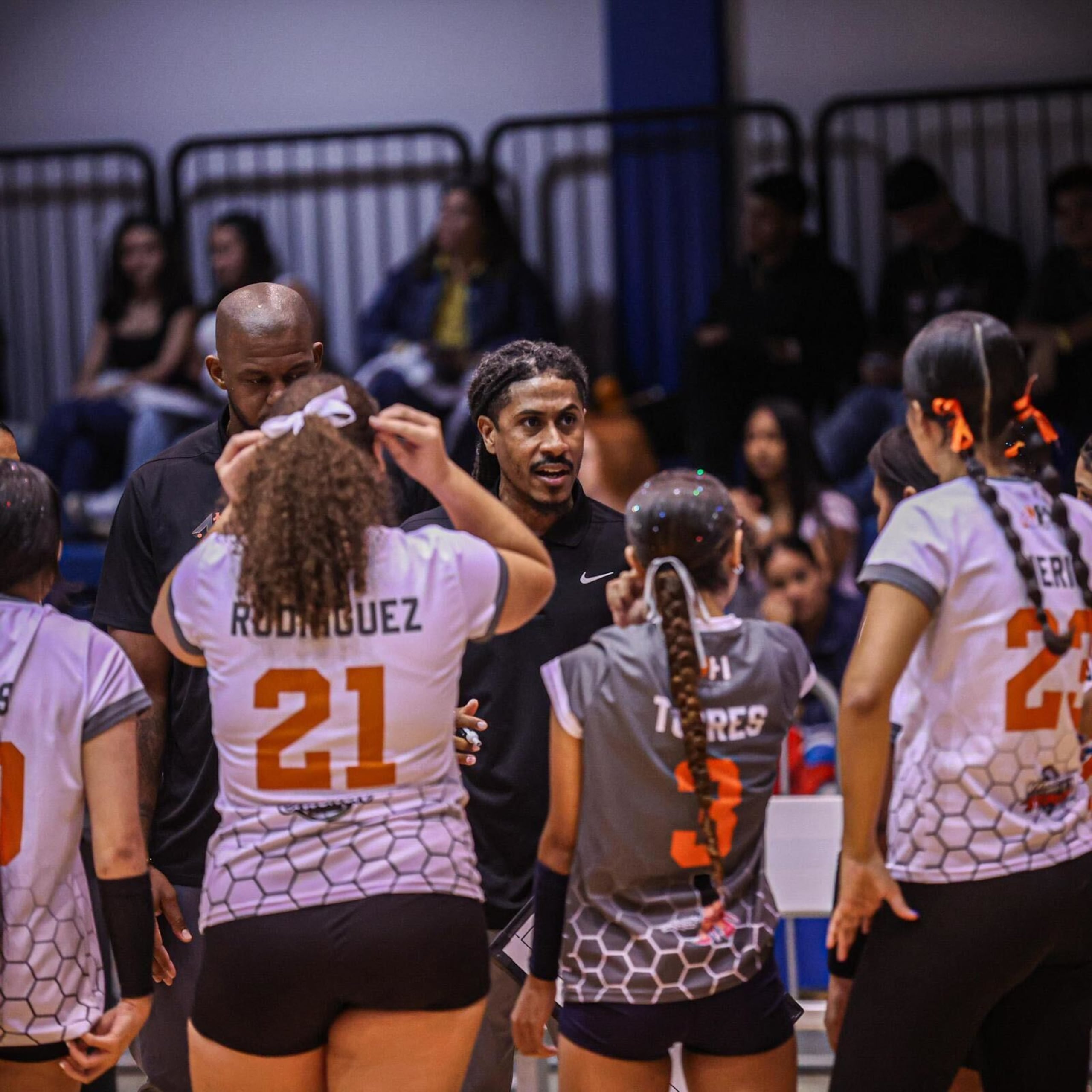 Clive “Clifaaa” Walters también es el dirigente del equipo senior femenino de voleibol de la Escuela Superior Natividad Rodríguez González, en Arroyo,