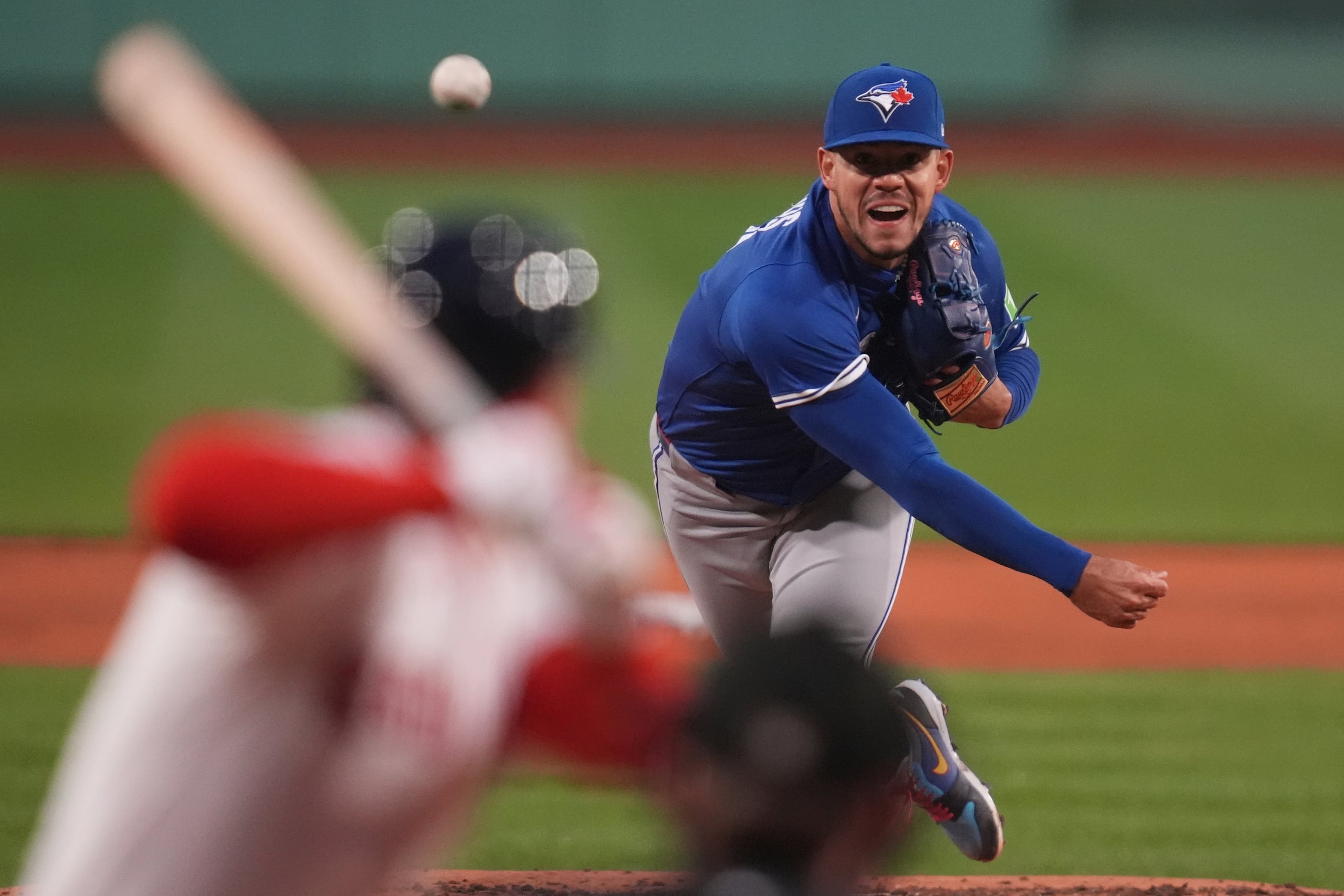 El lanzador de los Toronto Blue Jays, José Berríos, lanza durante la primera entrada de un partido de béisbol contra los Boston Red Sox, el lunes 7 de abril de 2025, en Boston. (Foto AP/Charles Krupa)