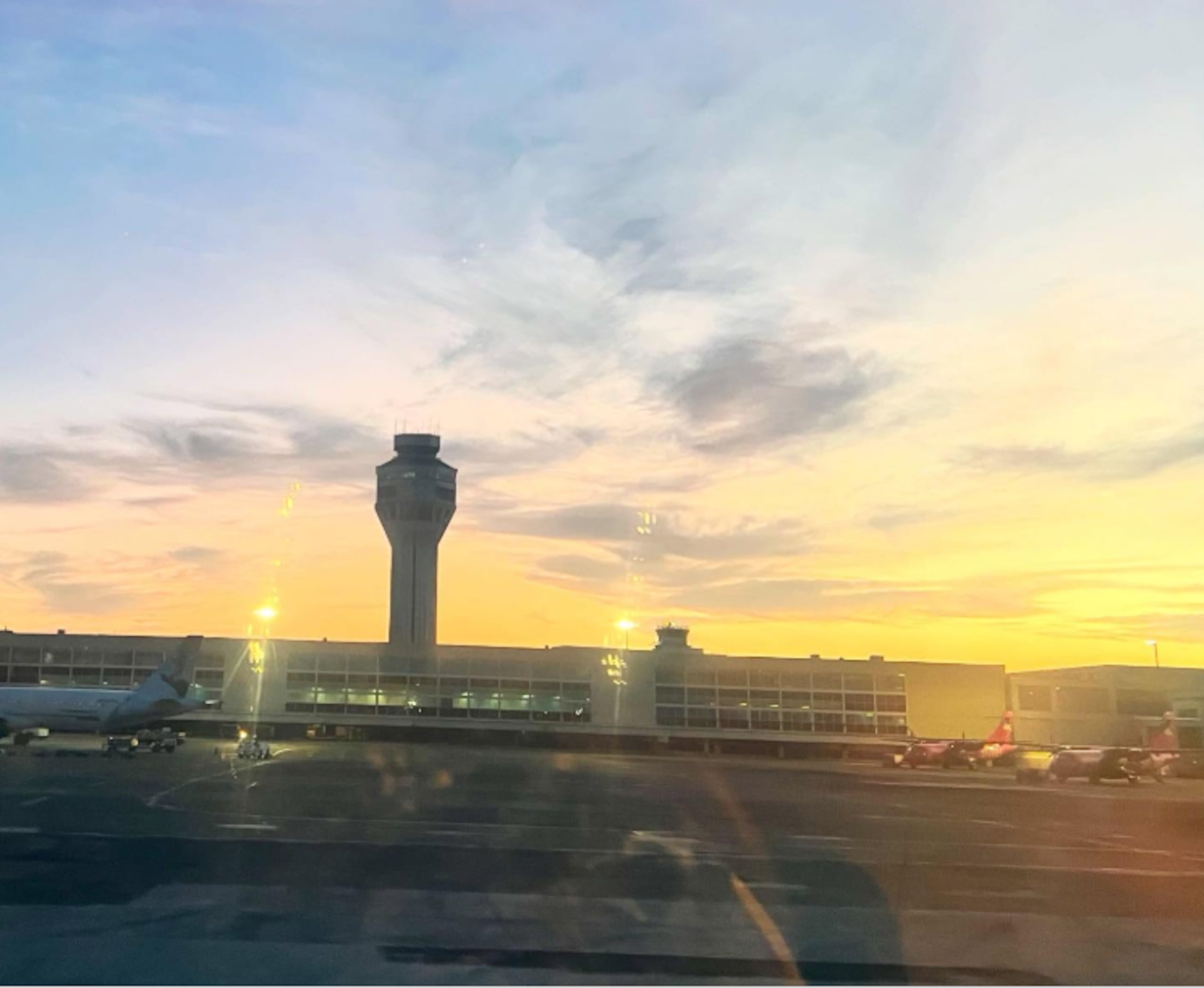González Colón publicó una foto de la vista de la torre de control del Aeropuerto Internacional Luis Muñoz Marín desde un avión, para dejar saber que se encontraba en la Isla.