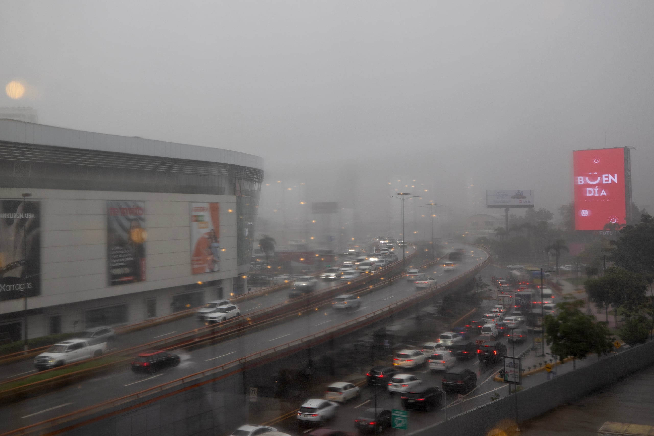Vehículos transitan por la avenida John F. Kennedy bajo la lluvia provocada por el huracán Melissa este lunes, en Santo Domingo (República Dominicana). EFE/ Orlando Barría