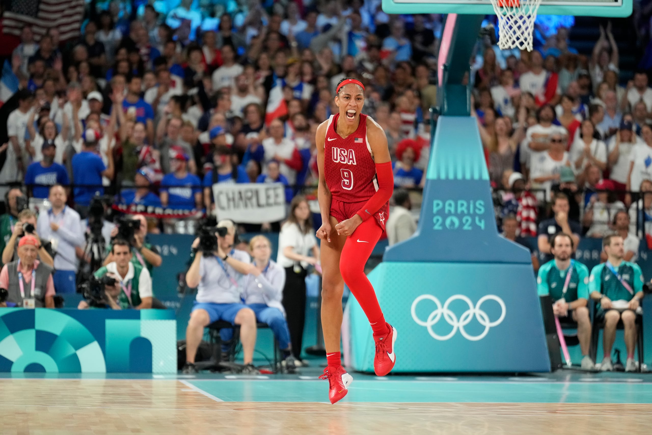 La estadounidense A'ja Wilson (9) reacciona durante la final contra Francia en el baloncesto femenino de los Juegos Olímpicos de París, el domingo 11 de agosto de 2024. (AP Foto/Mark J. Terrill)