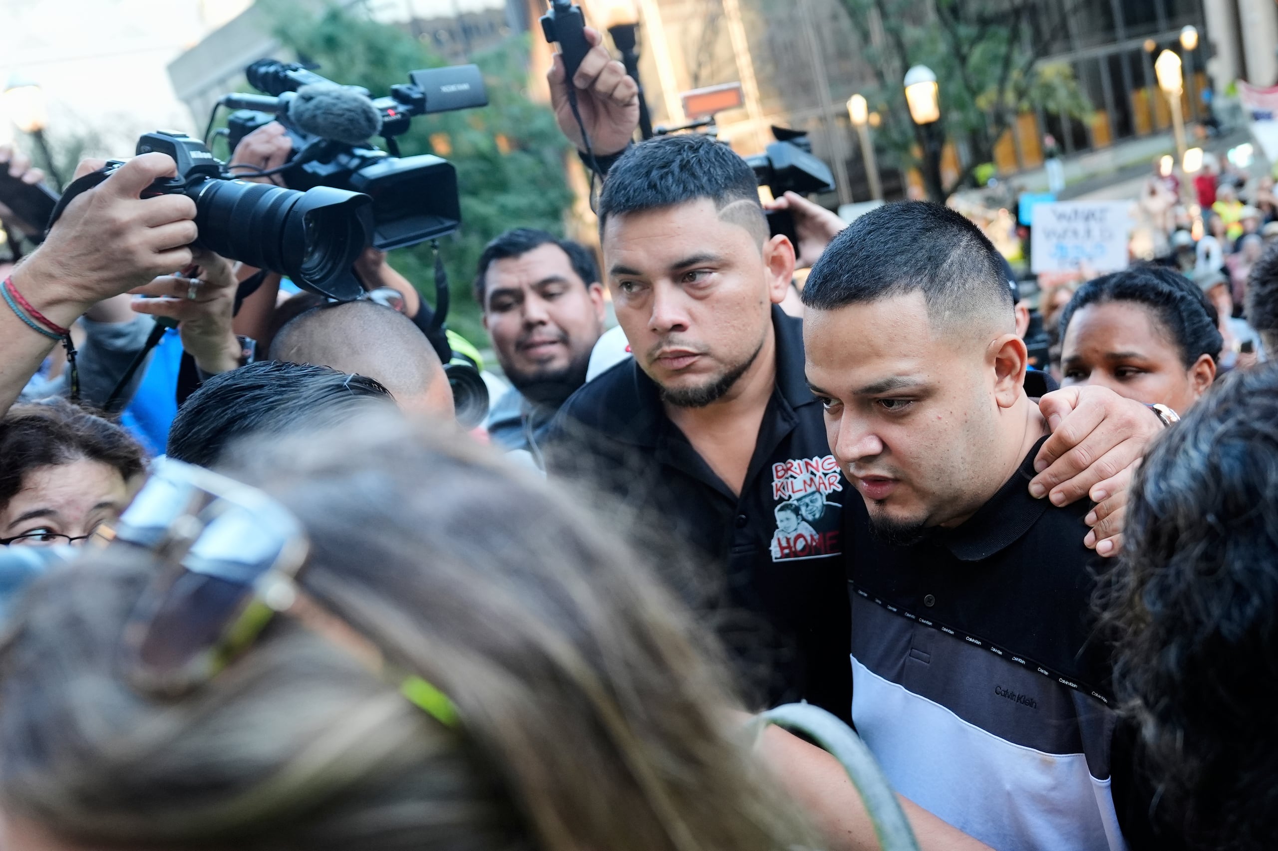 Kilmar Abrego García, a la derecha, y su hermano César Abrego García, al centro, llegan a la oficina del Servicio de Inmigración y Control de Aduanas (ICE) en Baltimore, el lunes 25 de agosto de 2025.
