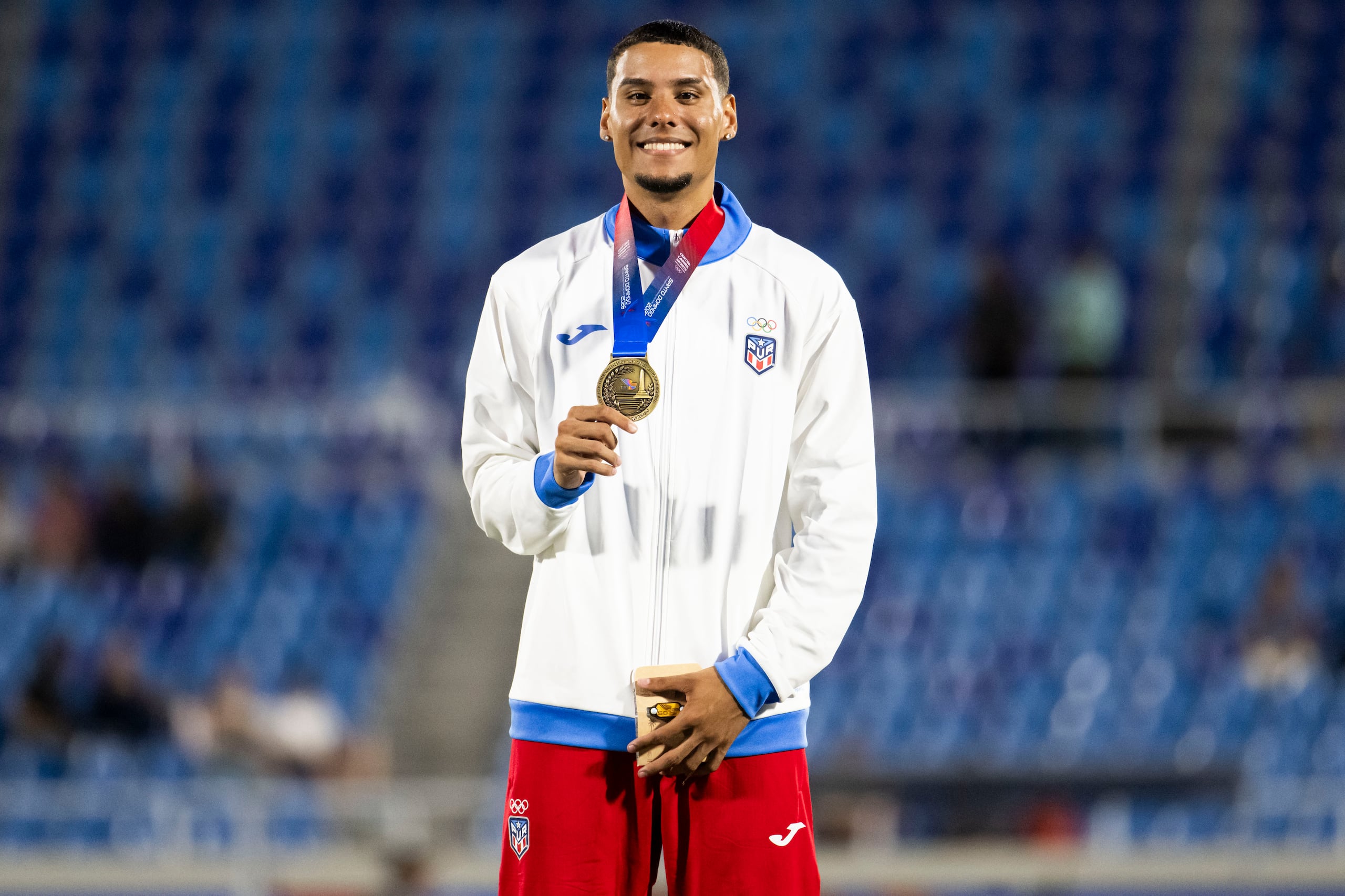 José Figueroa muestra su medalla de oro tras ganar los 200 metros en los Juegos Centroamericanos y del Caribe Santo Domingo 2026.