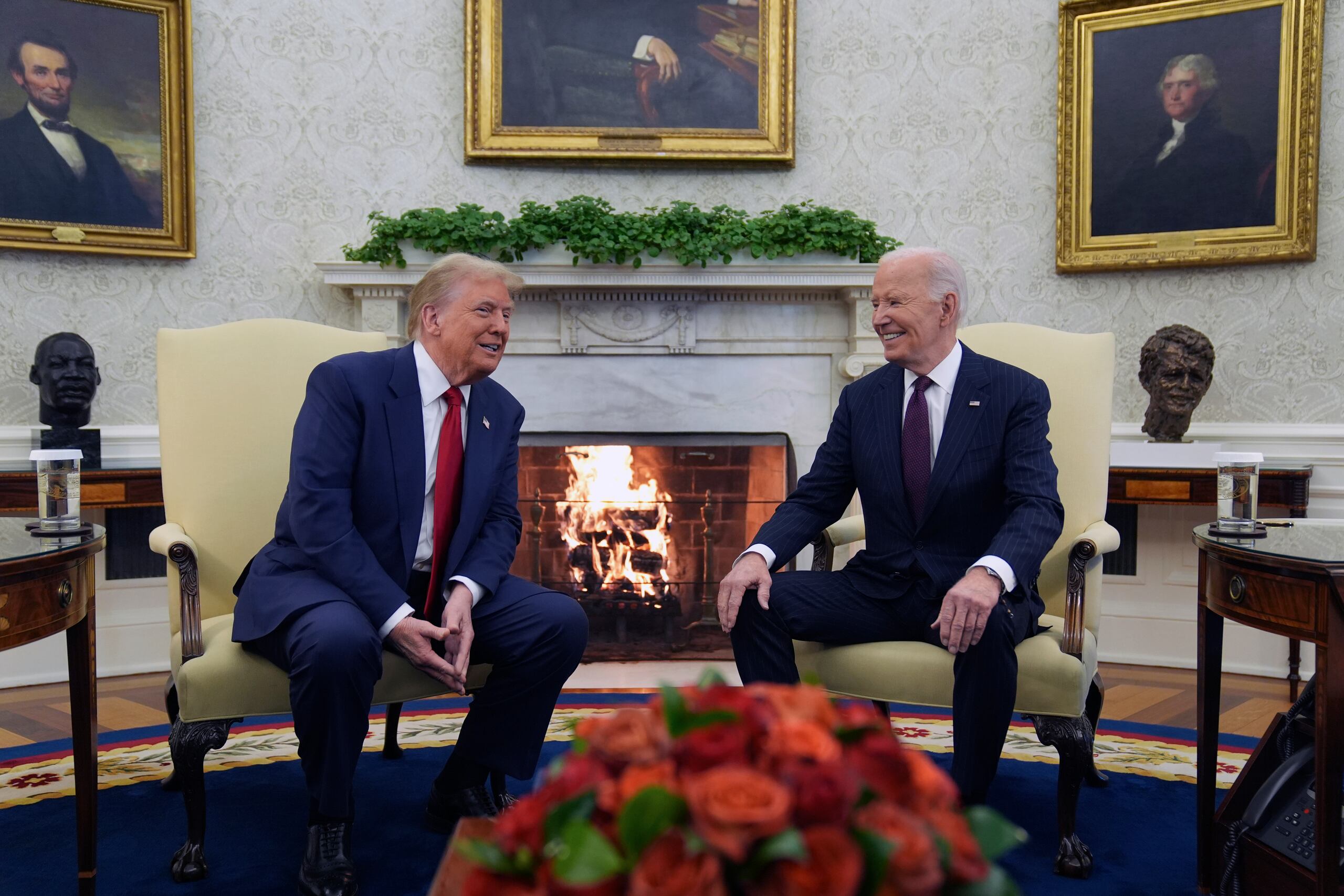 Sin mencionar a Trump, Biden manifestó que si bien “algunos pueden intentar negar o retrasar la revolución de la energía limpia que está en marcha en Estados Unidos y en todo el mundo, nadie puede revertirla, nadie”.