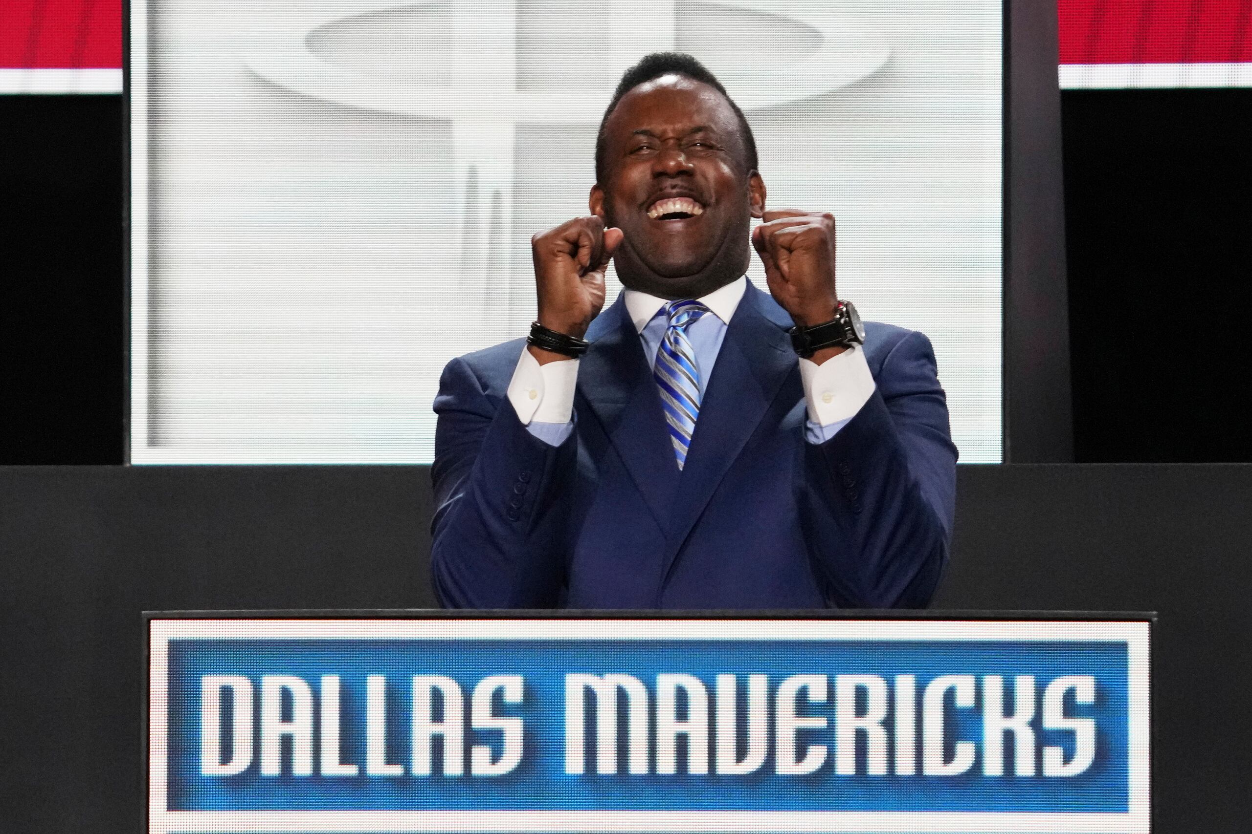El exjugador de los Mavs, Rolando Blackman, celebra al conocer el desenlace del sorteo de turnos.