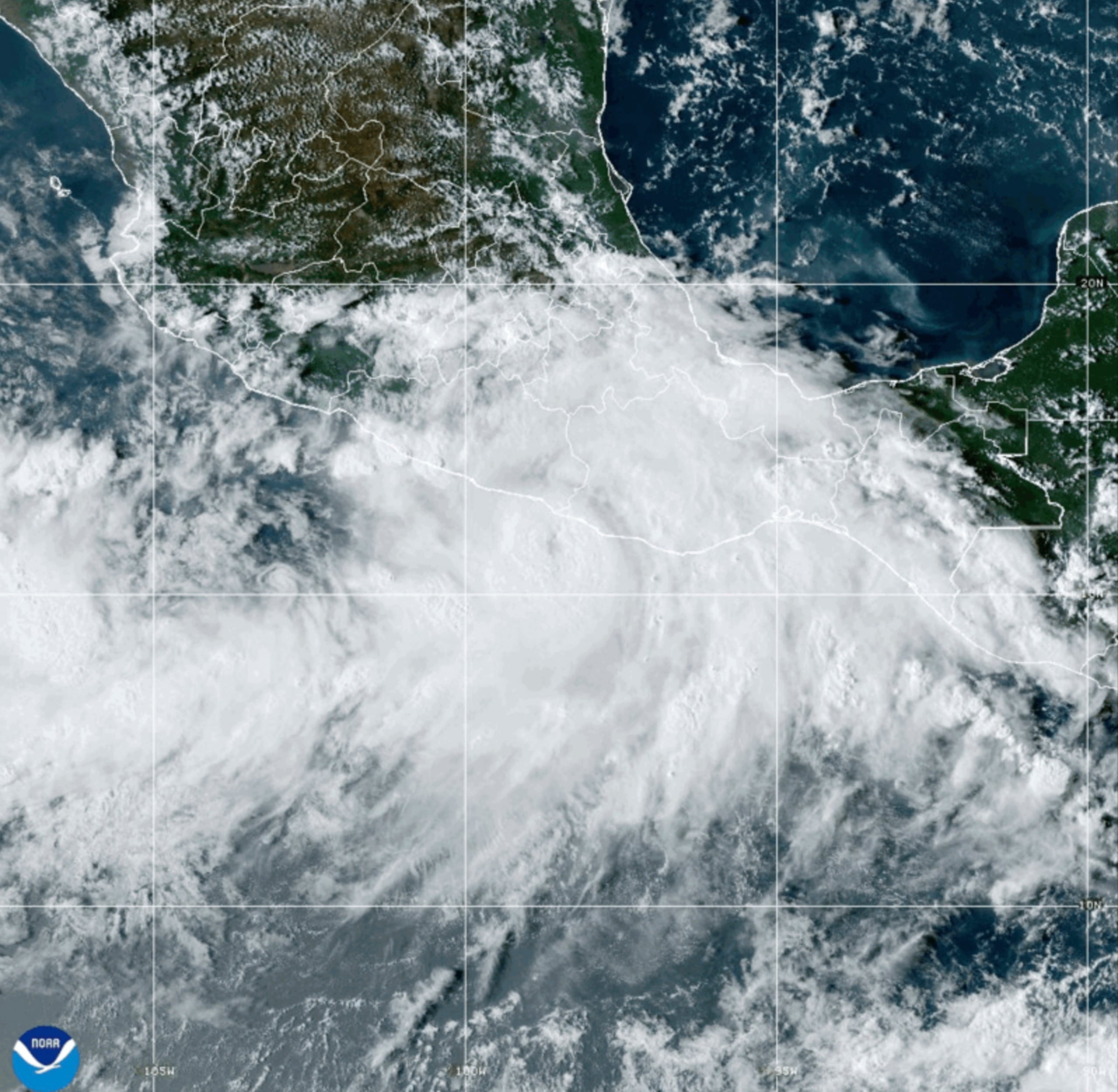 Esta imagen satelital de la Oficina Nacional de Administración Oceánica y Atmosférica de Estados Unidos (NOAA por sus iniciales en inglés) muestra al huracán John, a las 6:10 de la tarde, hora del este de Estados Unidos, del lunes 23 de septiembre de 2024,cerca del sur de México. (NOAA vía AP)