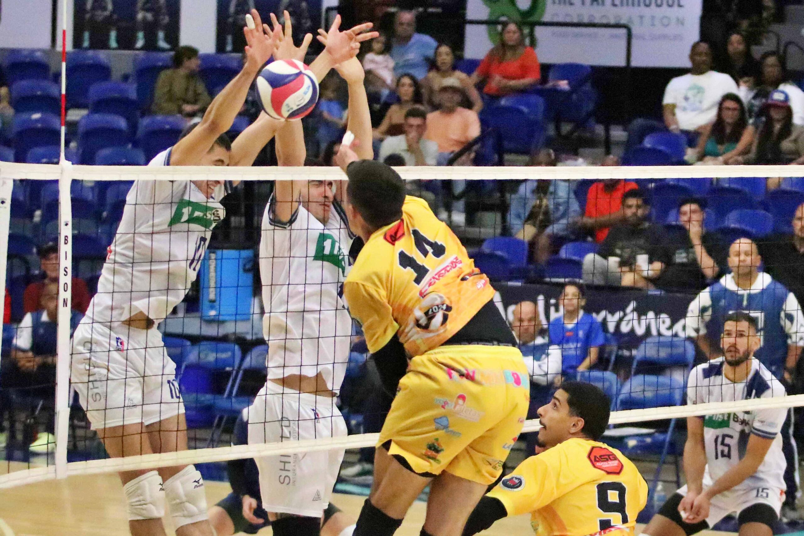 Los Mets bloquean un remate de Pelegrín Vargas, hijo, en el cuarto juego de la final 2024 de la LVSM