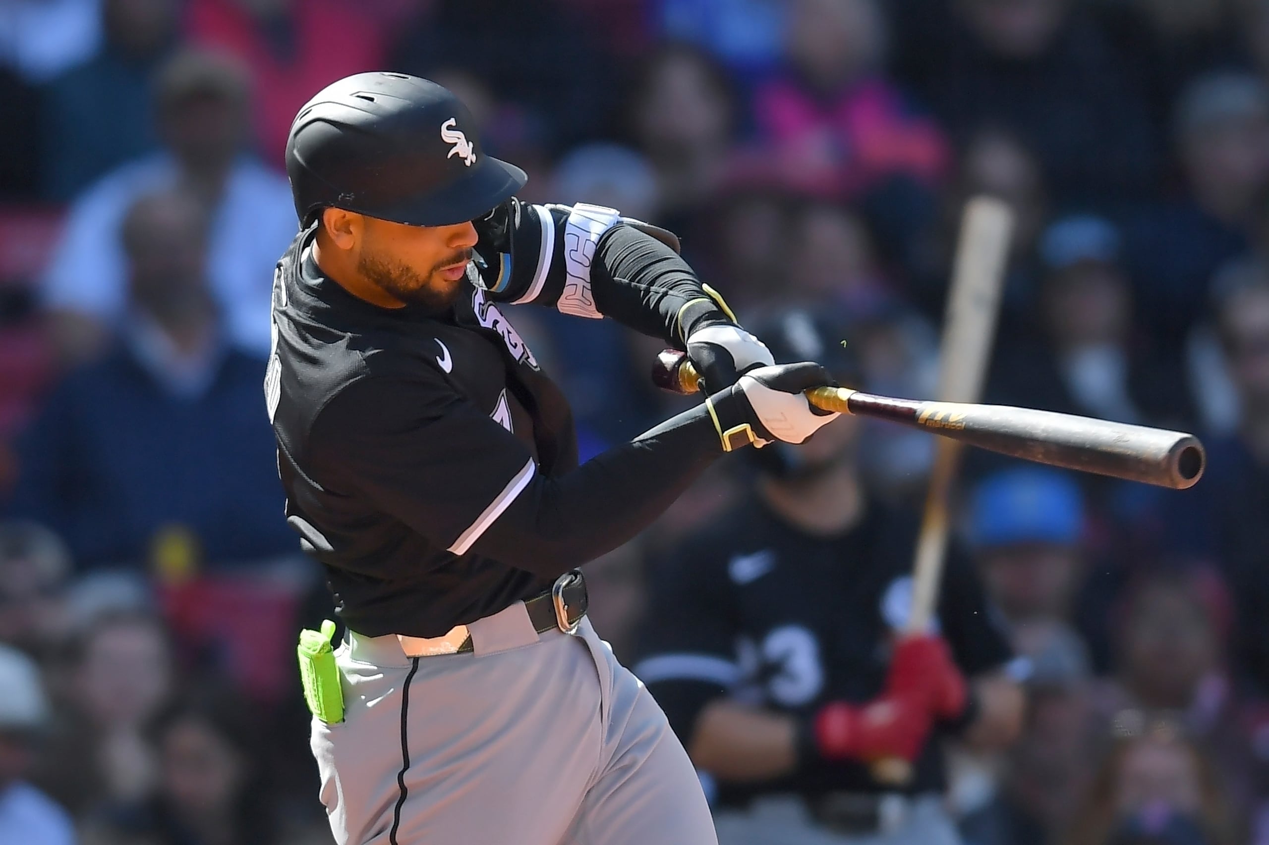Edgar Quero, de los Medias Blancas de Chicago, conecta un sencillo de dos carreras en la séptima entrada de un juego de béisbol contra los Medias Rojas de Boston, el domingo 20 de abril de 2025, en Boston. (AP Foto/Steven Senne)