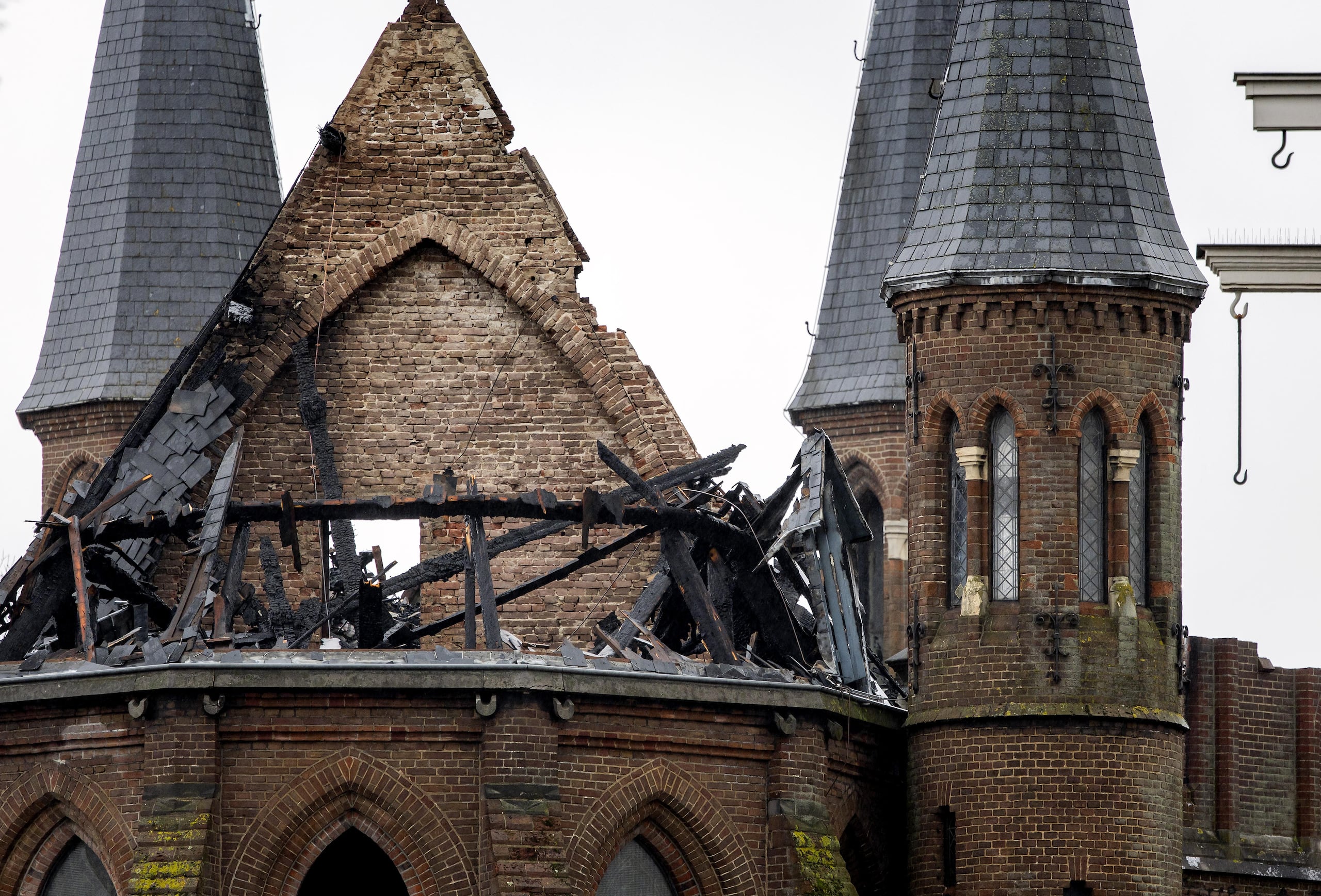 Decenas de viviendas cercanas a la iglesia, diseñada por el arquitecto neerlandés Pierre Cuypers, fueron desalojadas durante la madrugada y sus habitantes fueron instalados en un centro de yoga cercano.