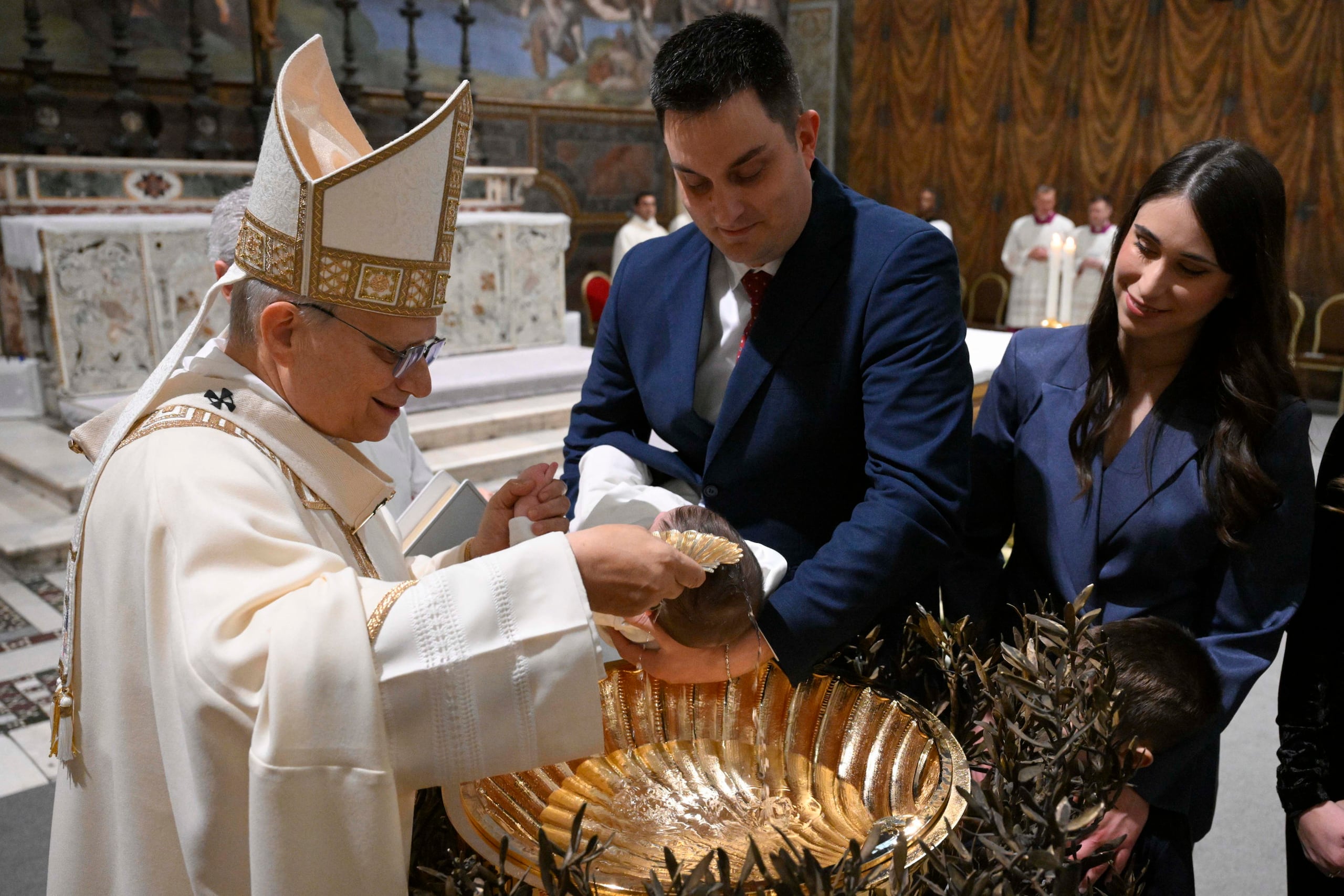 El papa León XIV bautizó a 20 niños y niñas en la Capilla Sixtina e instó a los padres a guiar a sus hijos en el camino de la fe, en la Ciudad del Vaticano, el 11 de enero de 2026. EFE/EPA/VATICAN MEDIA HANDOUT HANDOUT EDITORIAL USE ONLY/NO SALES