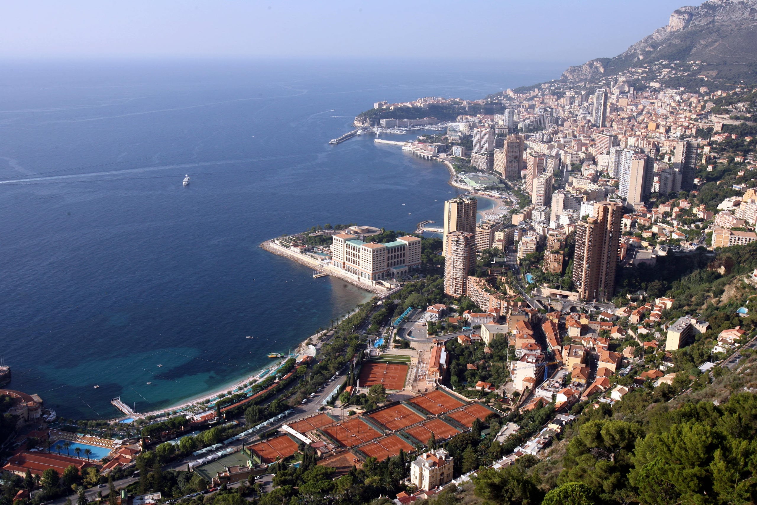 A pesar del alto número de extranjeros, los ciudadanos monegascos cuentan con ventajas adicionales dentro del principado.