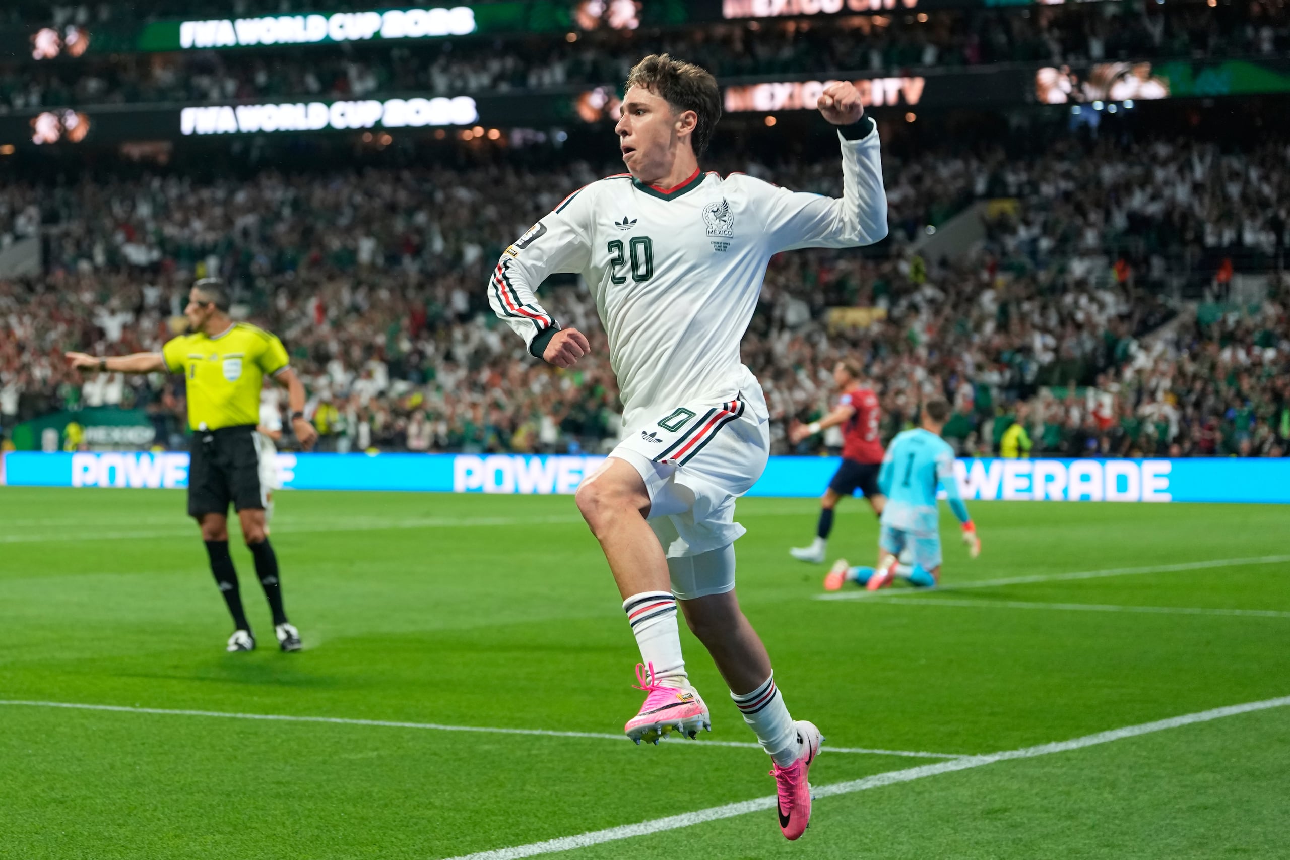 Mateo Chávez, de México, festeja su gol ante República Checa en el Mundial.
