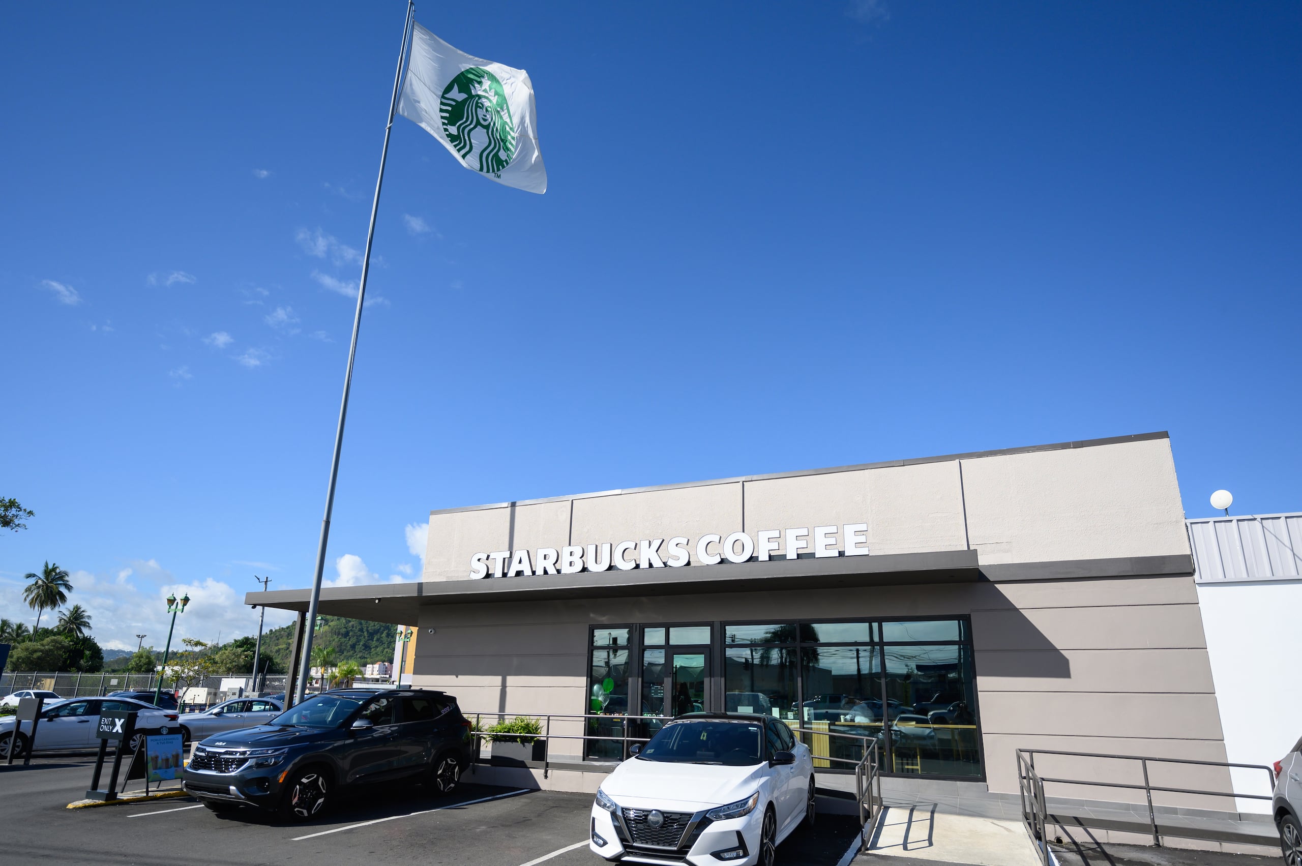 Nueva tienda de Starbucks en el Bairoa Shopping Center, en Caguas.