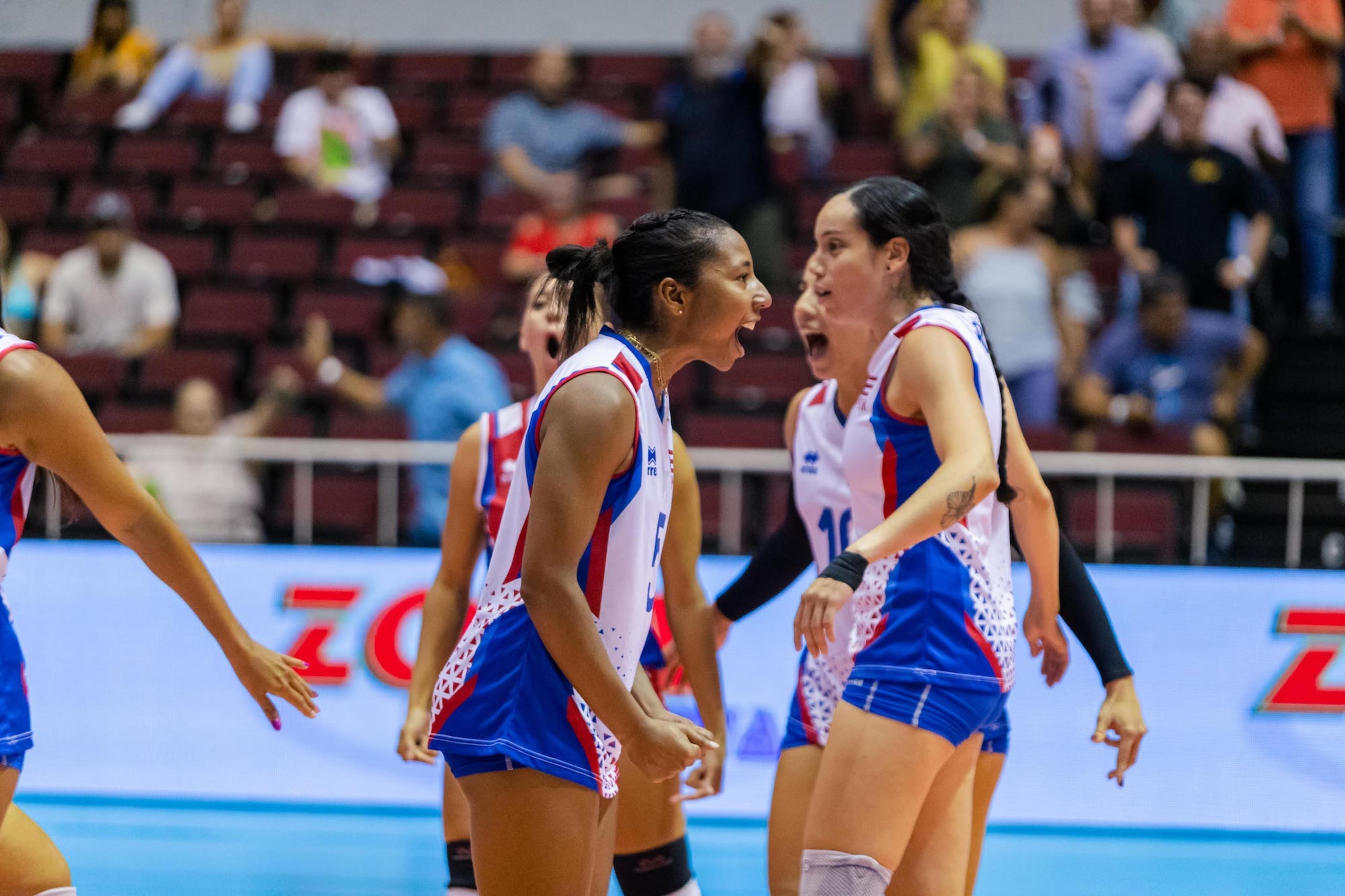 Wilmarie Rivera, al centro, y la Selección Nacional de Voleibol celebran un punto durante su victoria del lunes en la noche ante Argentina.