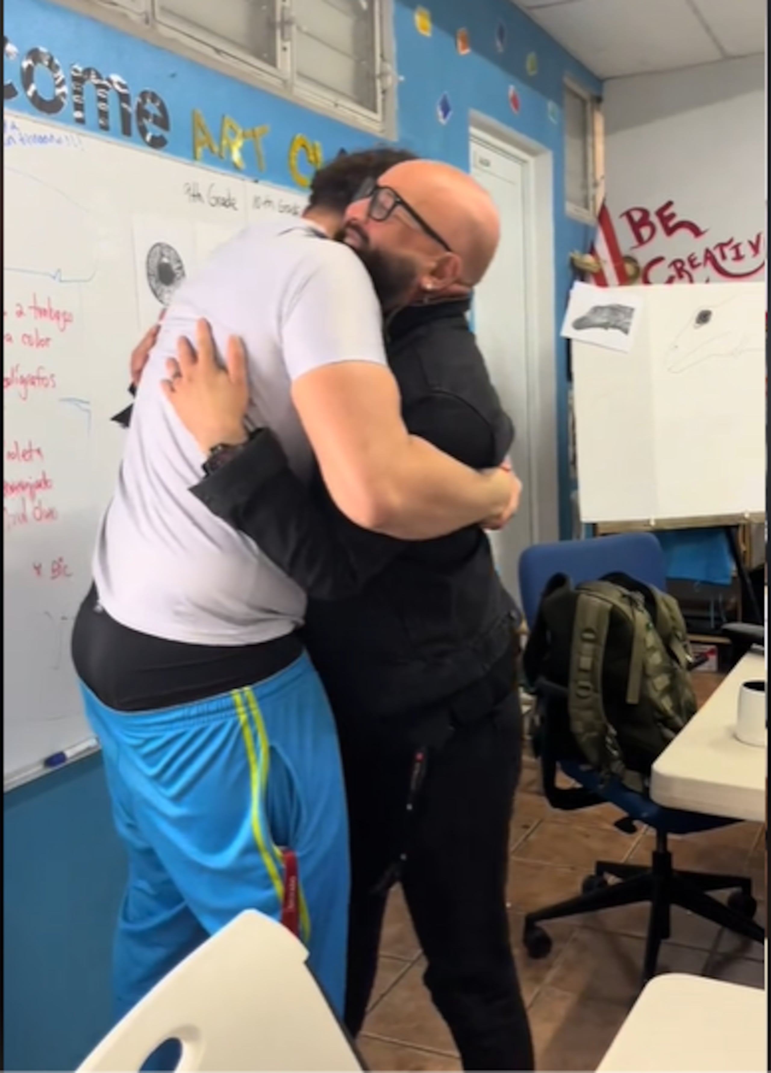 Tommy Villarreal abrazando a uno de sus alumnos.