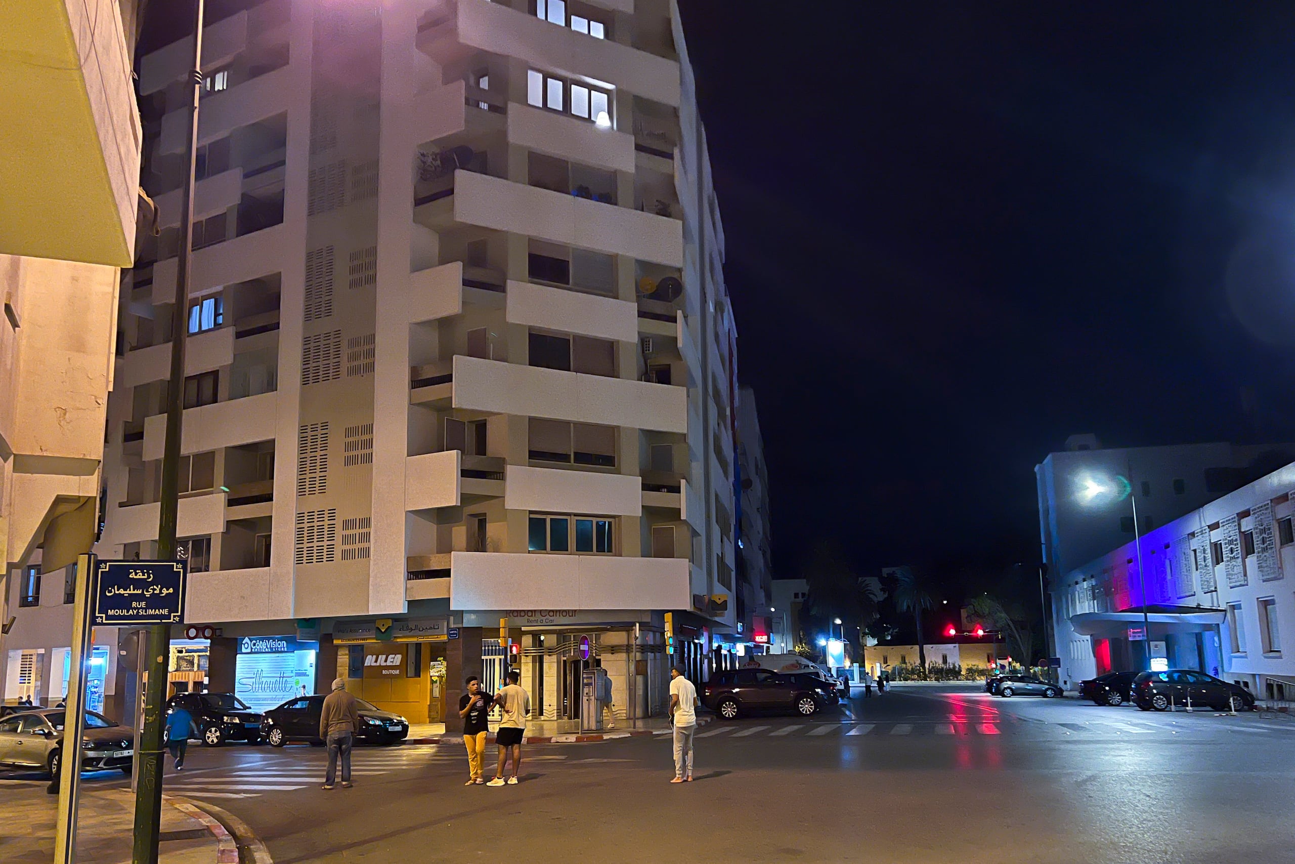 Vecinos en el centro de Rabat huyen de sus casas y salen a la calle tras el terremoto de magnitud 6,8 que sacudió este viernes la región septentrional marroquí de Marrakech, sin que se sepa de momento si se han producido víctimas o daños materiales.
