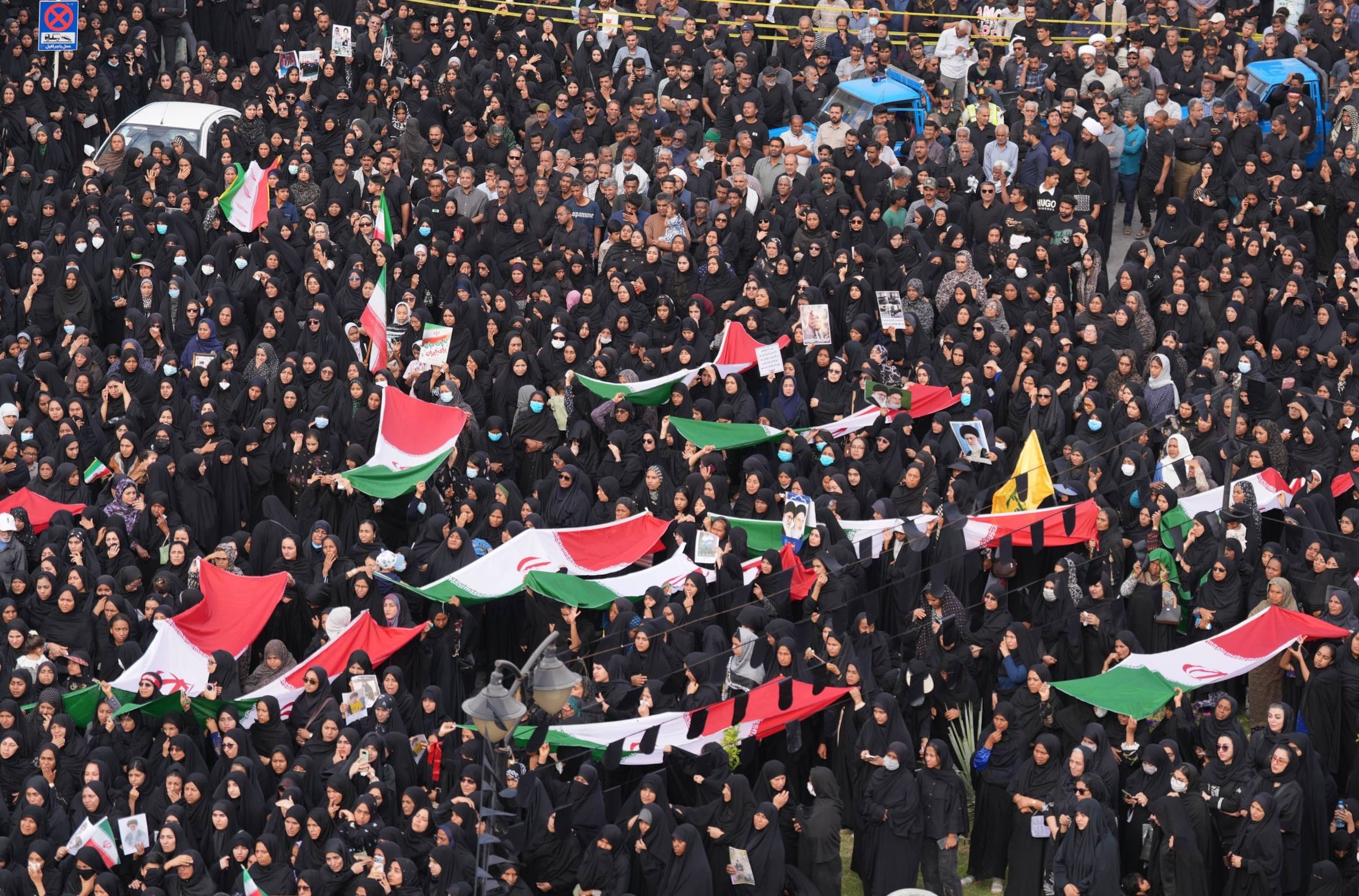 FOTODELDÍA MINAB (IRÁN), 03/03/2026.- Una imagen facilitada por el Departamento de Prensa Extranjera de Irán muestra a iraníes participando en el funeral de las víctimas de un ataque aéreo contra una escuela de niñas en la ciudad de Minab, en el sur de Irán, este martes. Al menos 165 alumnas y profesoras murieron el 28 de febrero de 2026 en un ataque aéreo israelí-estadounidense contra la escuela. El ejército israelí afirmó no tener conocimiento de ningún ataque en la zona. EFE/ IRANIAN FOREIGN PRESS DEPARTMENT***SOLO USO EDITORIAL/SOLO DISPONIBLE PARA ILUSTRAR LA NOTICIA QUE ACOMPAÑA (CRÉDITO OBLIGATORIO)***