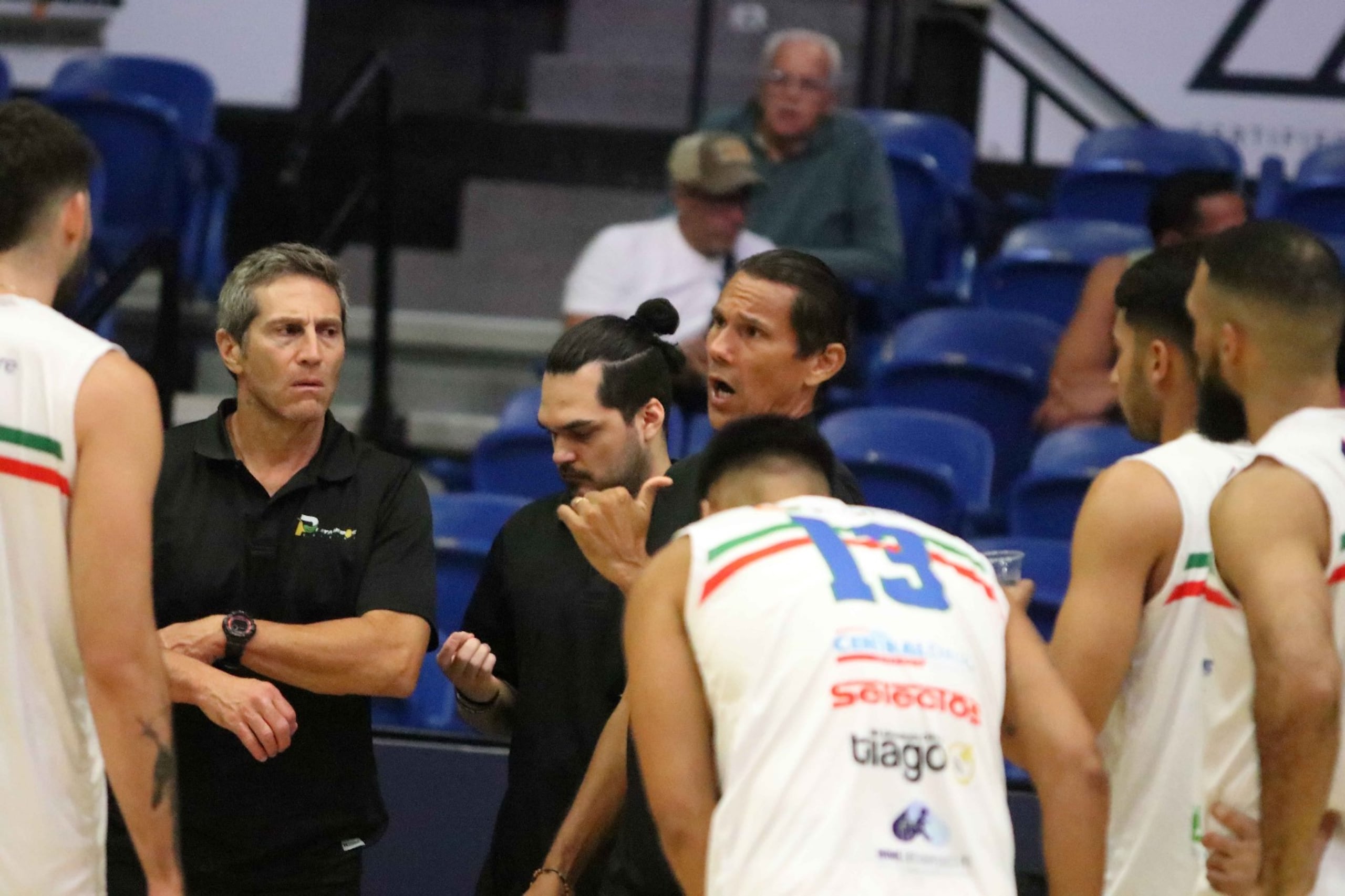 El dúo imparte instrucciones a los Plataneros en un juego de la pasada semana del Voleibol Superior.
