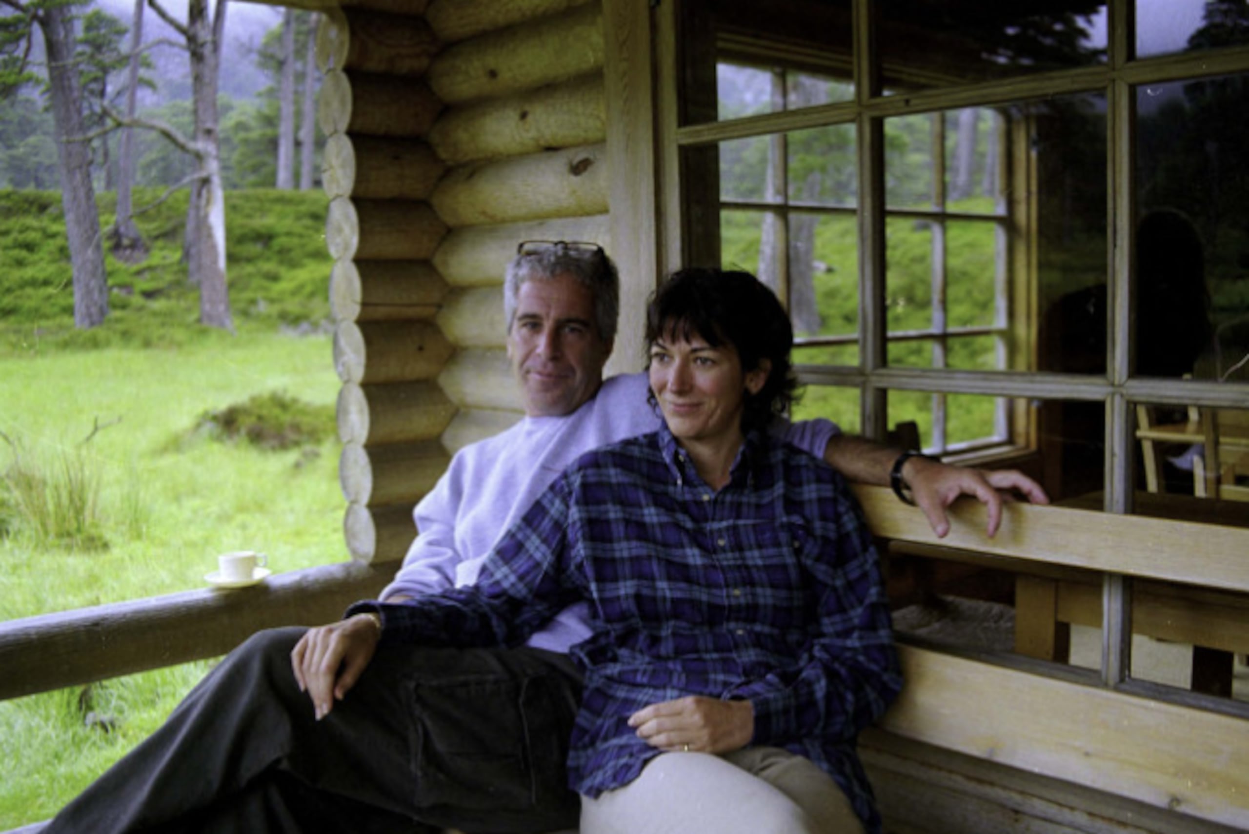 Esta imagen del 8 de diciembre de 2021, muestra a la socialité británica Ghislaine Maxwell y al financiero estadounidense Jeffrey Epstein.