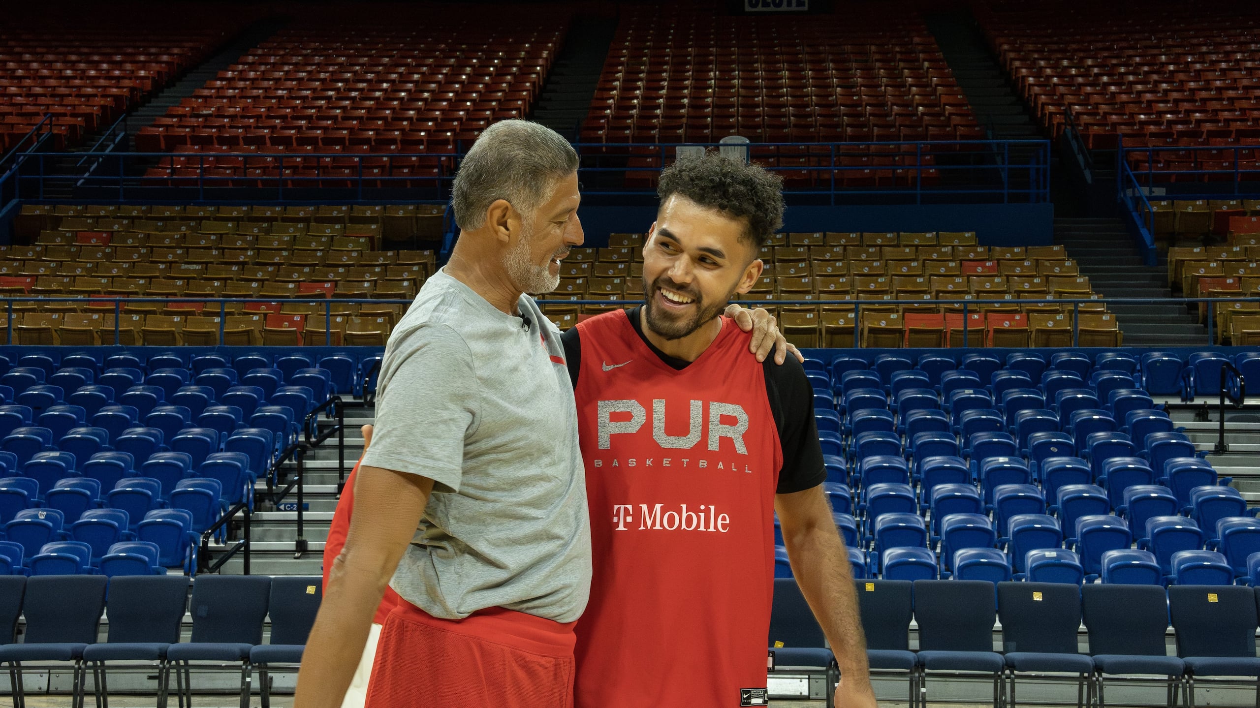 José "Piculín" Ortiz comparte con el joven centro del Equipo Nacional Arnaldo Toro.