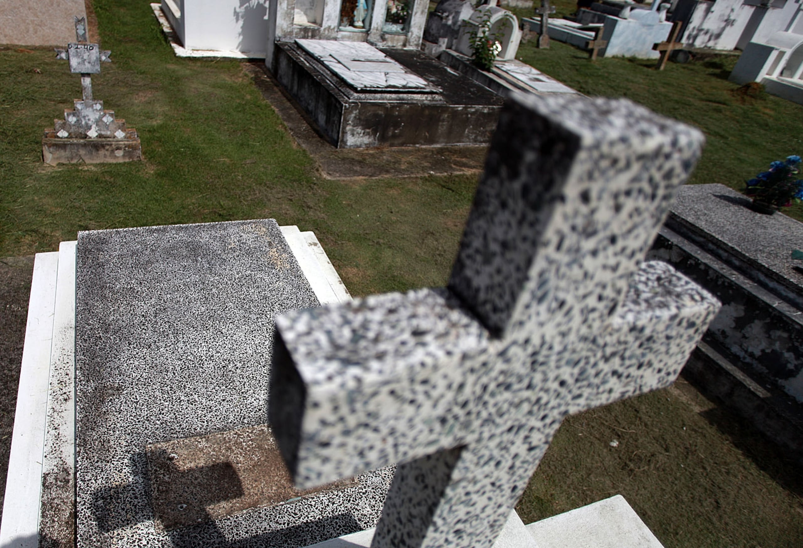 Imagen de archivo de una tumba en un cementerio en Añasco.