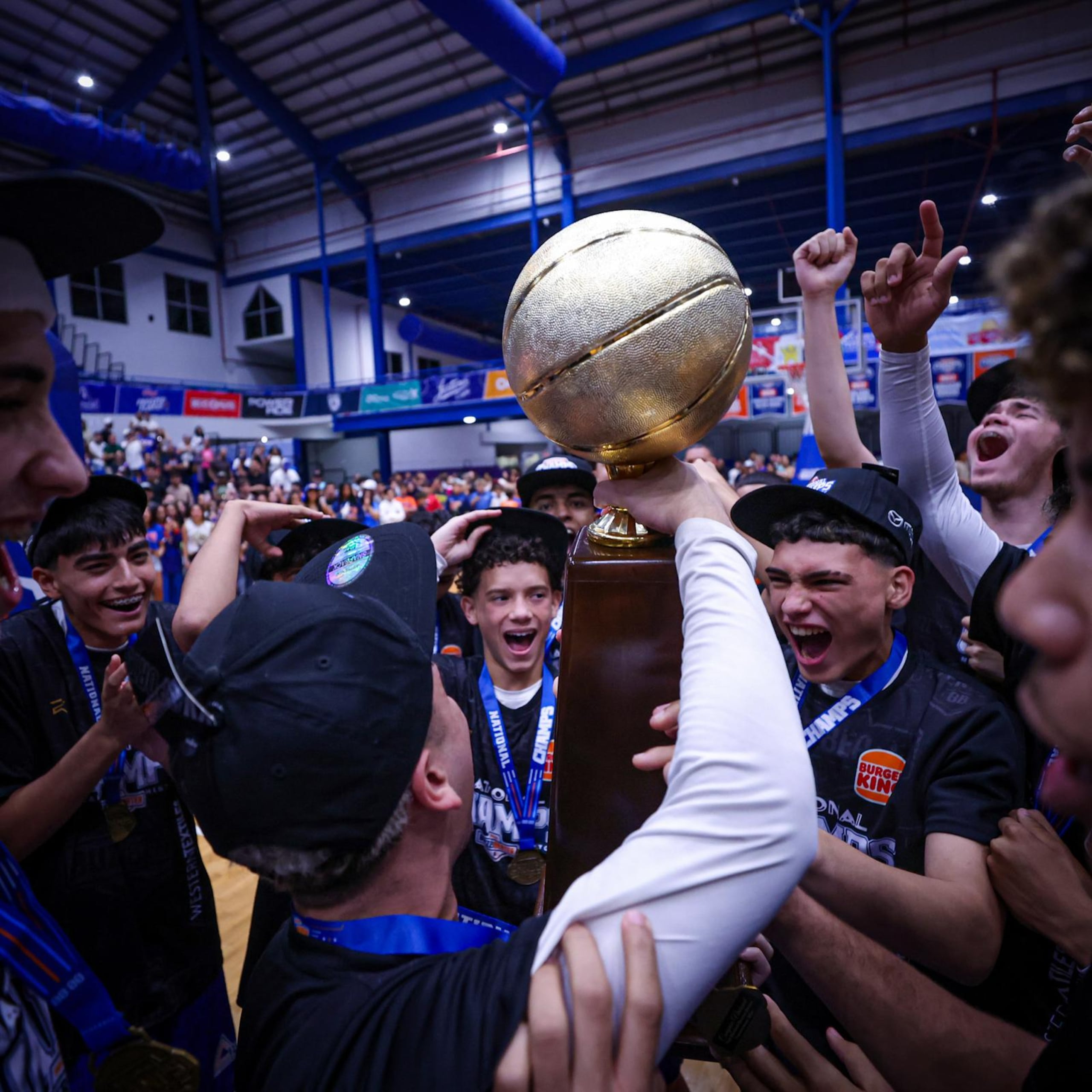 Celebran los campeones.