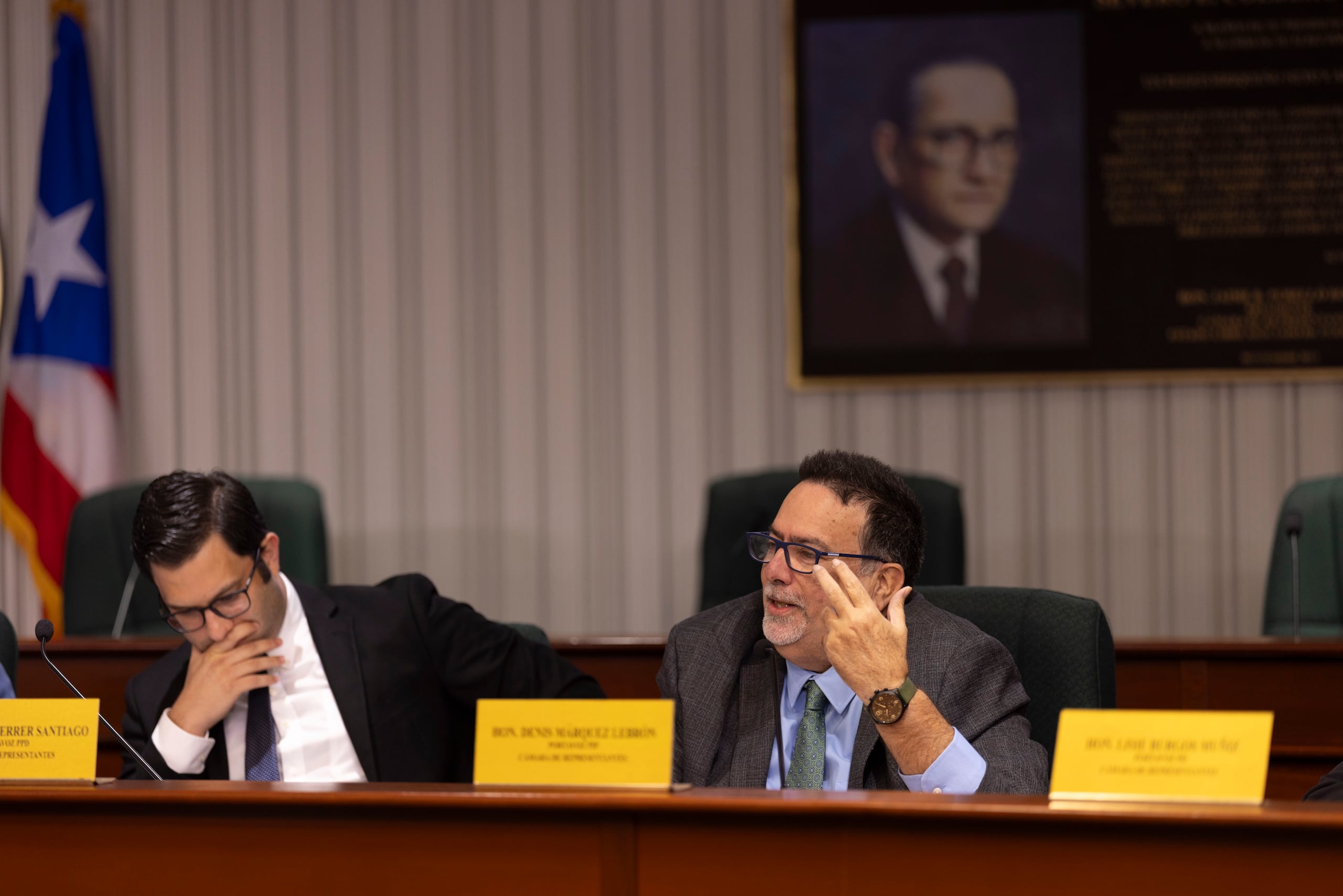 El representante del Partido Independentista Puertorriqueño, Denis Márquez, formula preguntas durante la vista. Al lado, el representante del PPD, Héctor Ferrer.