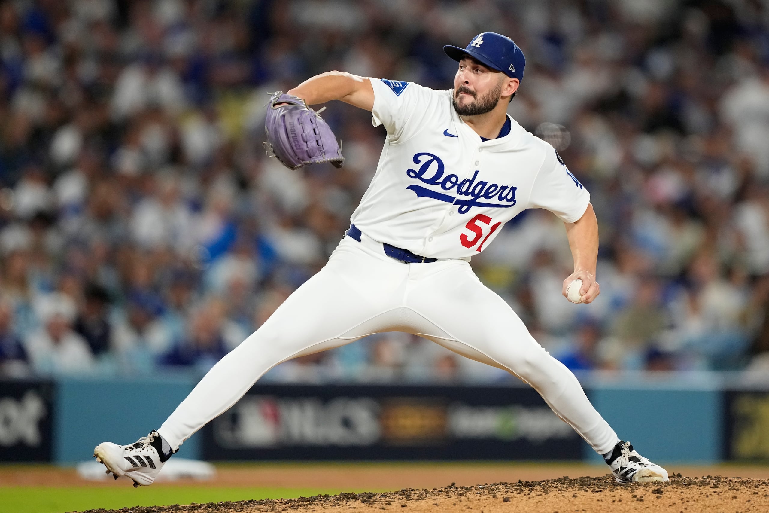 Alex Vesia, lanzador zurdo de Dodgers, ausente en Toronto antes de Serie Mundial por asunto familiar, de los Dodgers de Los Ángeles, hace un lanzamiento ante los Cerveceros de Milwaukee en el cuarto juego de la Serie de Campeonato de la Liga Nacional, el viernes 17 de octubre de 2025 (AP Foto/Brynn Anderson)