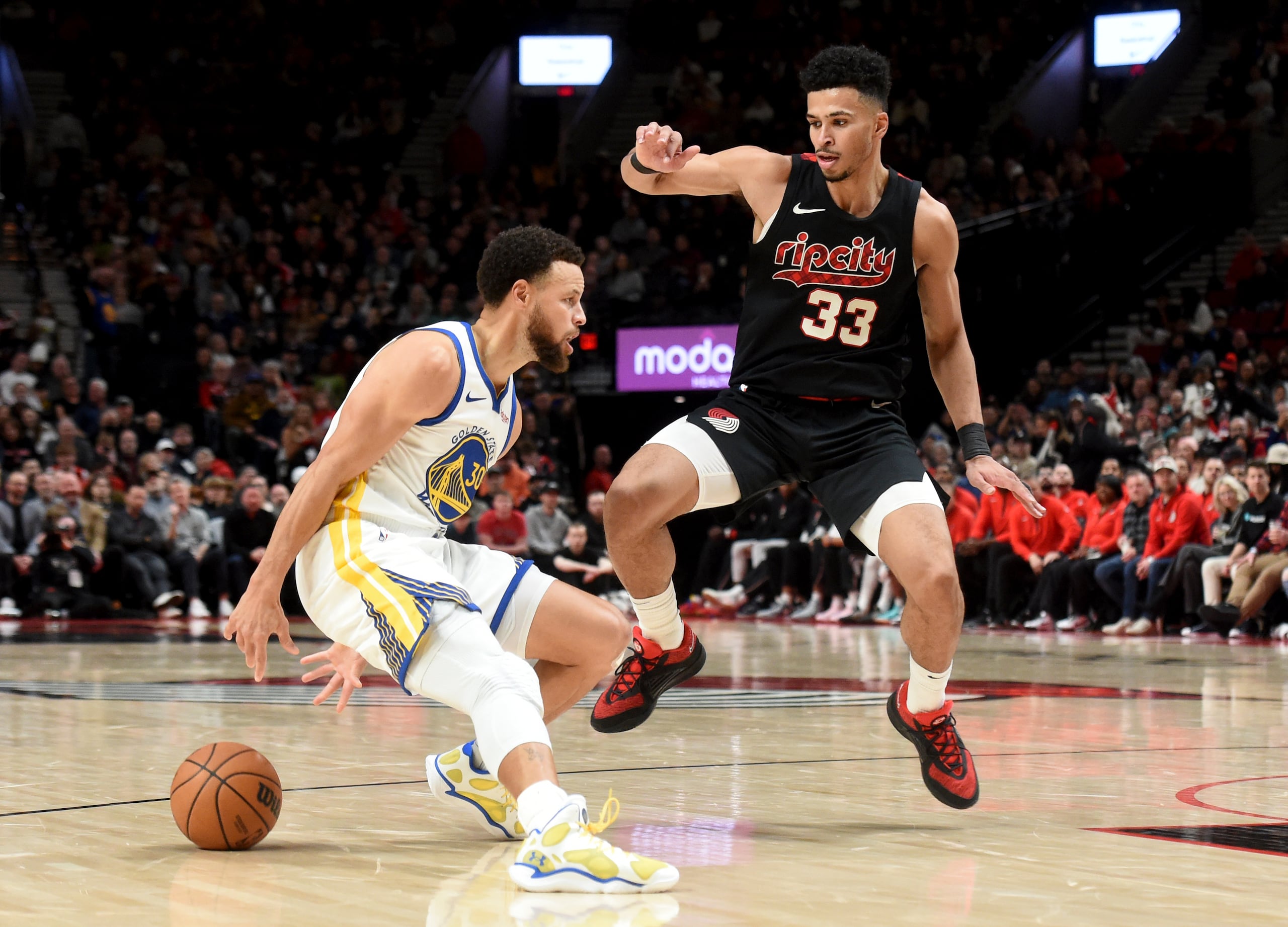 stephen Curry lanzó de 7-0 desde la línea de tres el domingo.