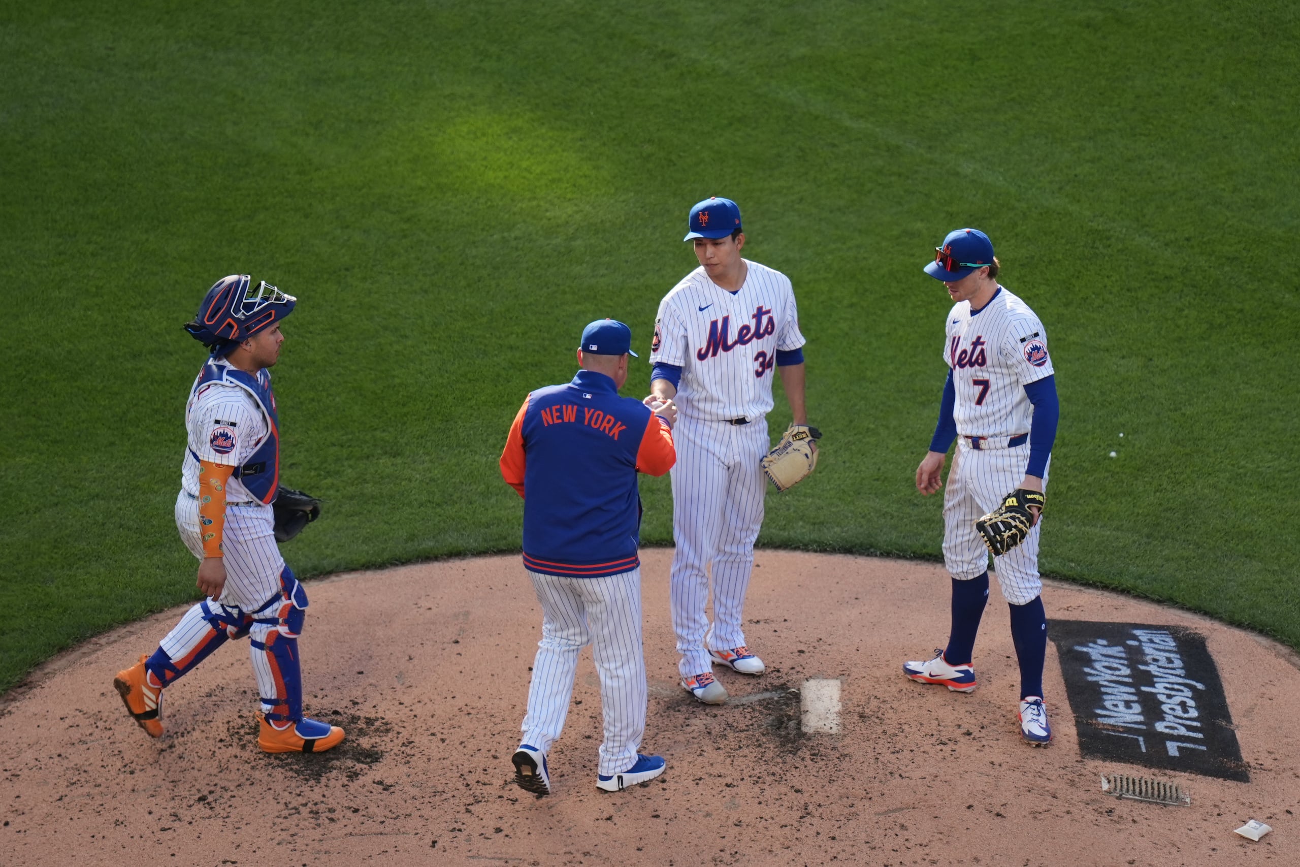Kodai Senga, segundo de derecha a izquierda, de los Mets de Nueva York, es retirado del partido durante la tercera entrada del segundo partido de una doble cartelera contra los Rockies de Colorado, el domingo 26 de abril de 2026, en Nueva York. (AP Foto/Seth Wenig)