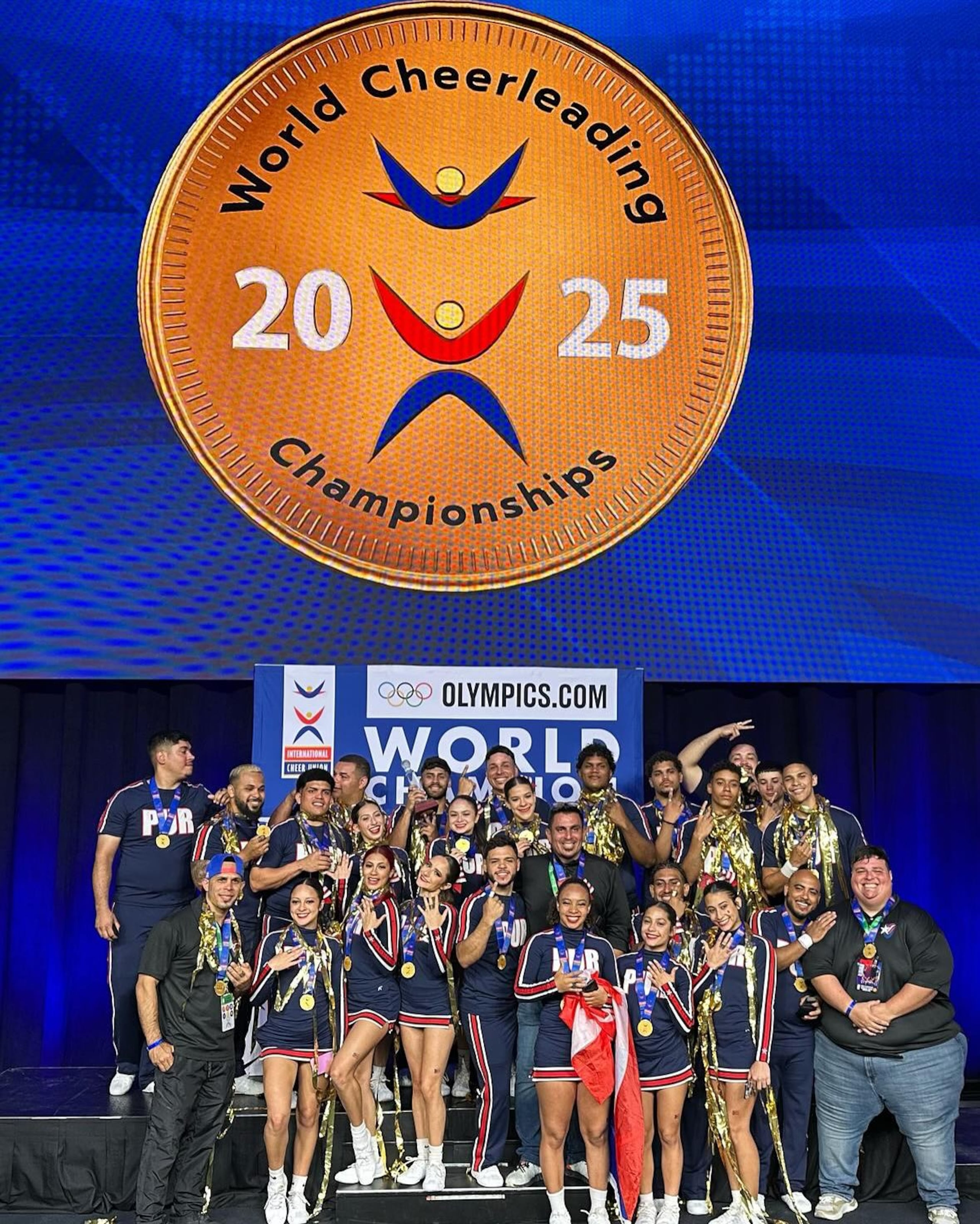 Miembros del equipo de Puerto Rico celebrando el oro conquistado en el evento de porrismo.