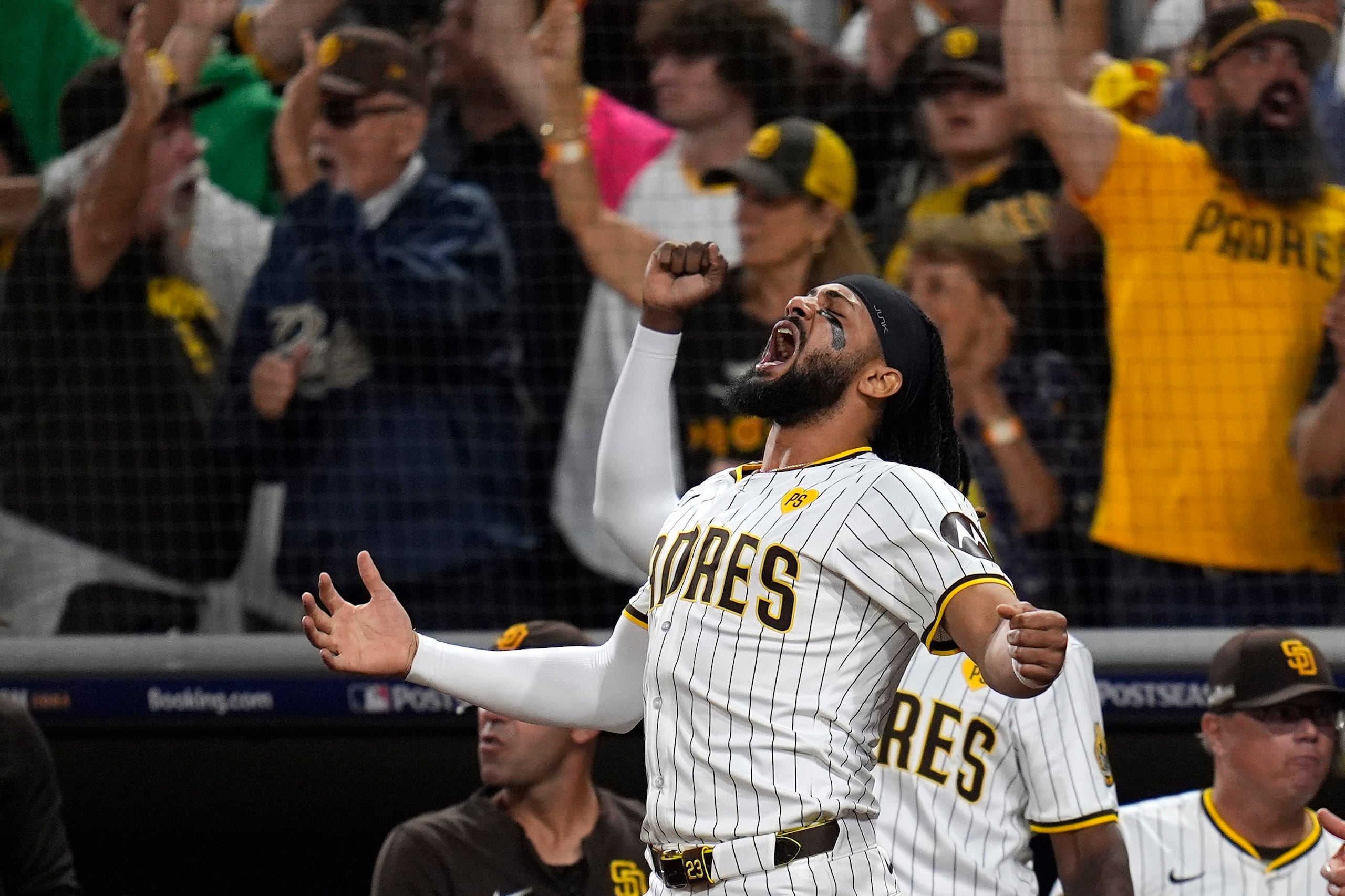 El dominicano Fernando Tatis, de los Padres de San Diego, festeja un doble de dos carreras de su compañero, el venezolano David Peralta, en el tercer juego de la serie divisional ante los Dodgers de Los Ángeles.
