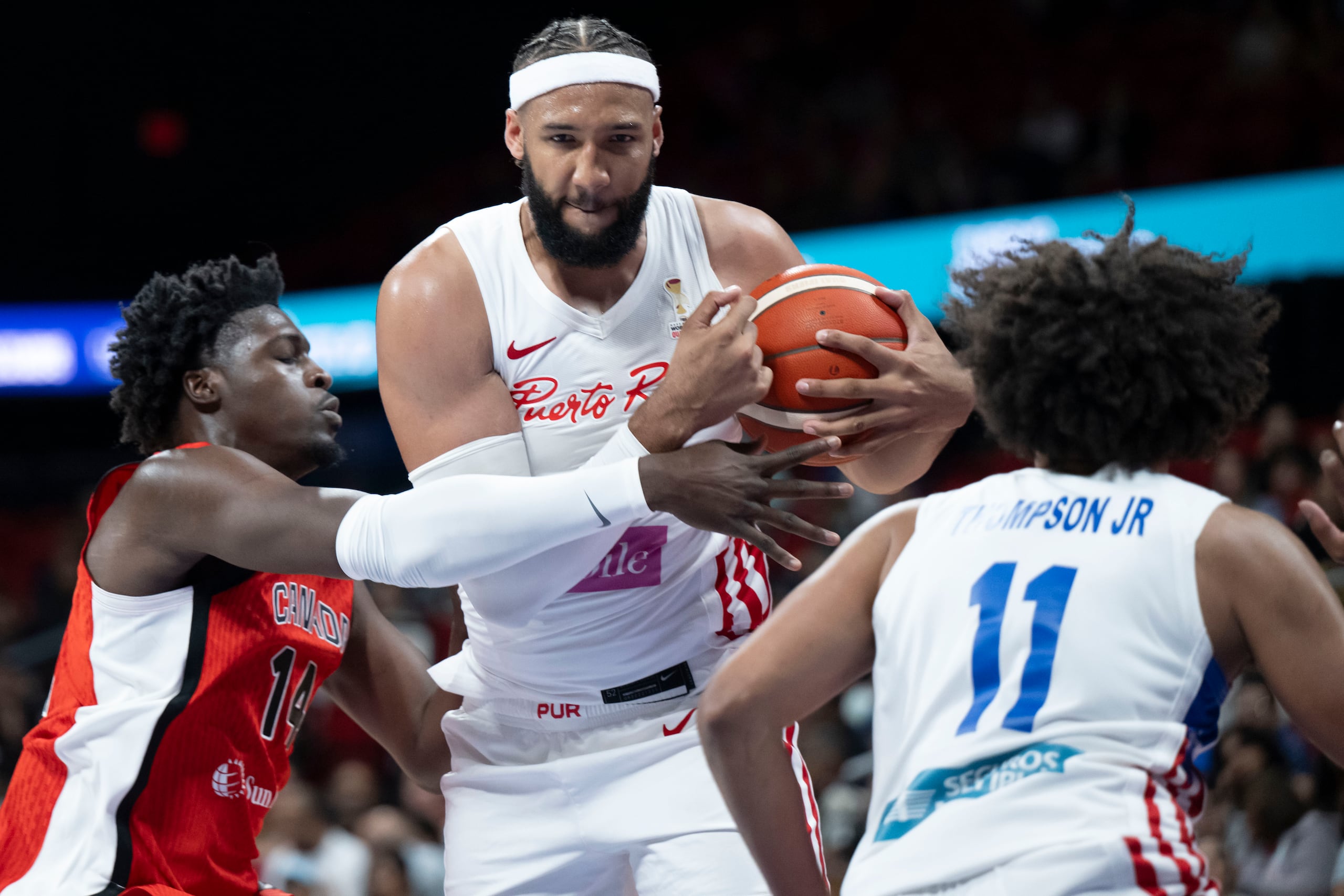 George Conditt IV, al centro, durante la segunda ventana clasificatoria a la Copa del Mundo de la FIBA 2027.
