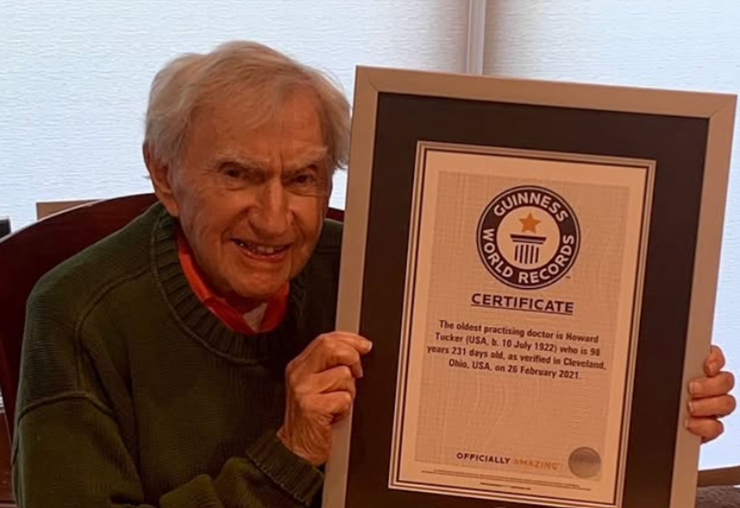 El doctor Howard Tucker está próximo a cumplir 103 años.
